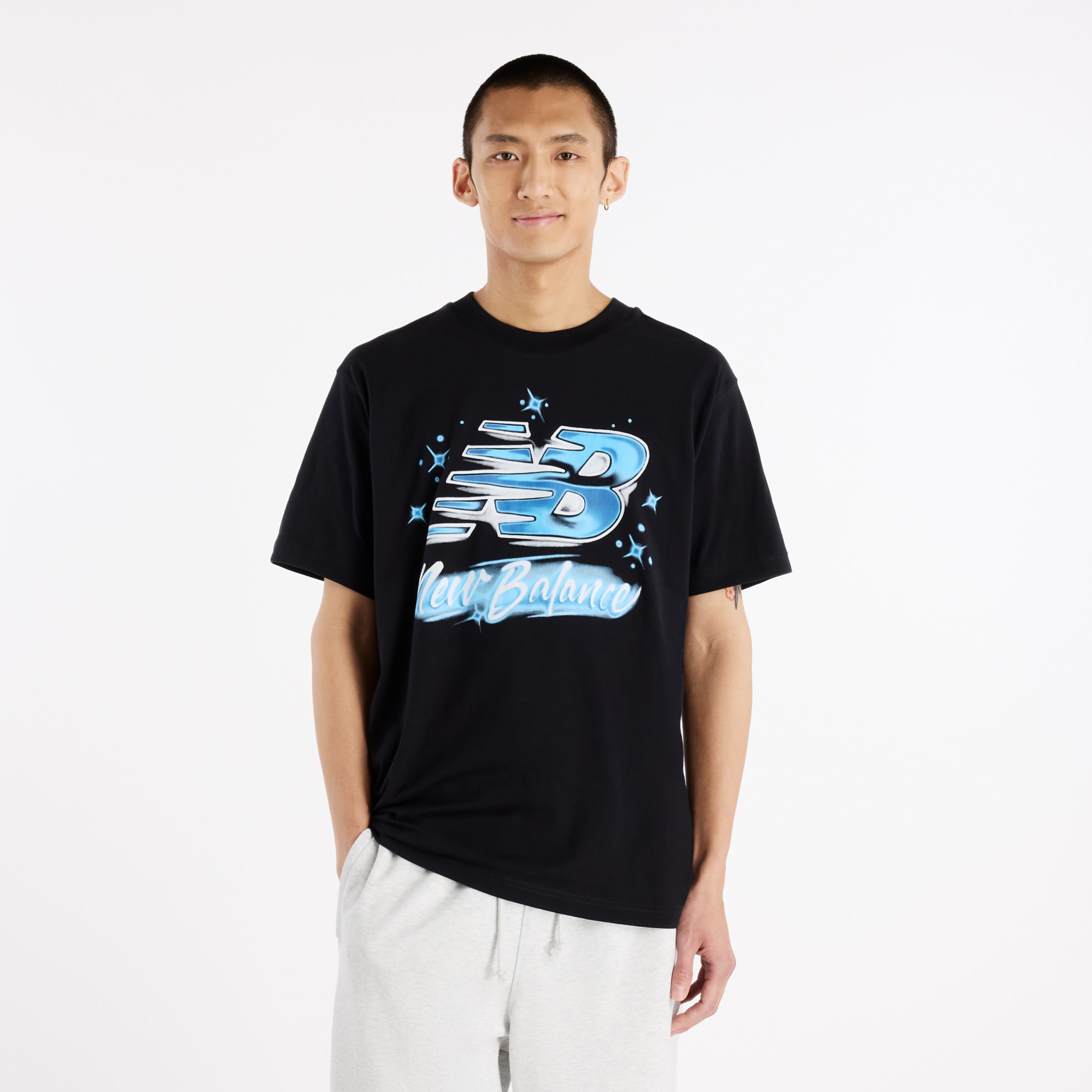 Brandon is wearing size M and is 6'1"/185cm. Chest: 33"/84cm, Waist: 28.5"/73cm, Hips: 36"/92cm