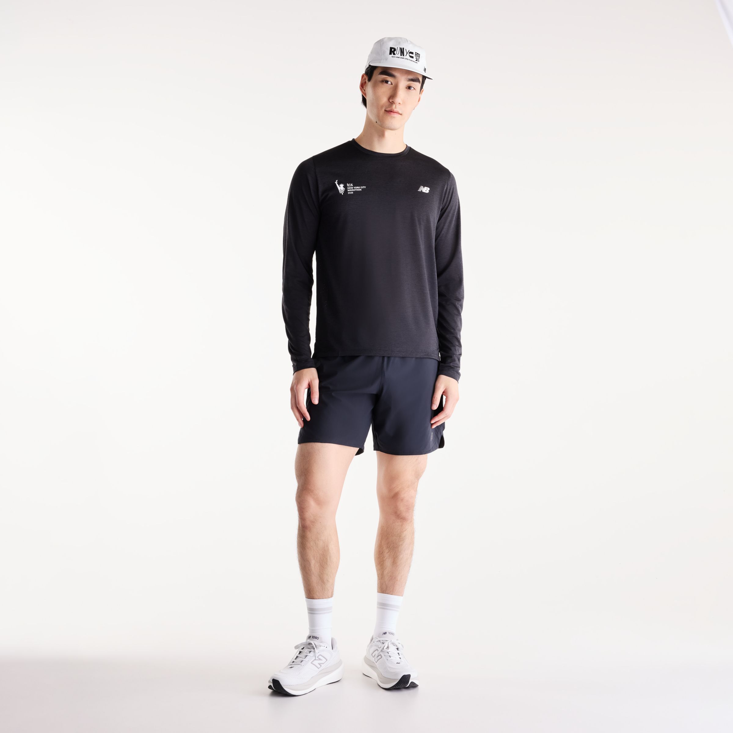 Derek is wearing size M and is 6'1"/187cm. Chest: 38"/96cm, Waist: 31"/79cm