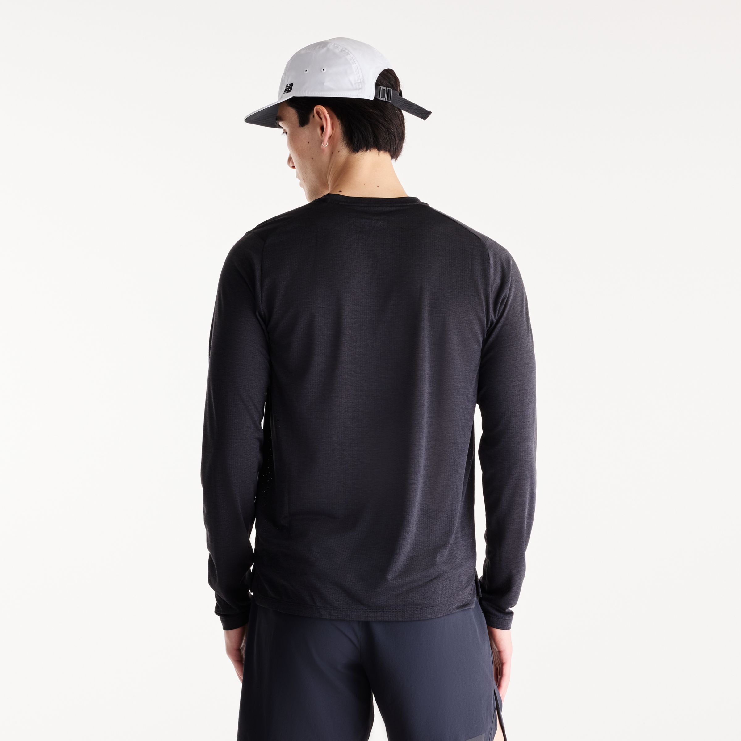 Derek is wearing size M and is 6'1"/187cm. Chest: 38"/96cm, Waist: 31"/79cm