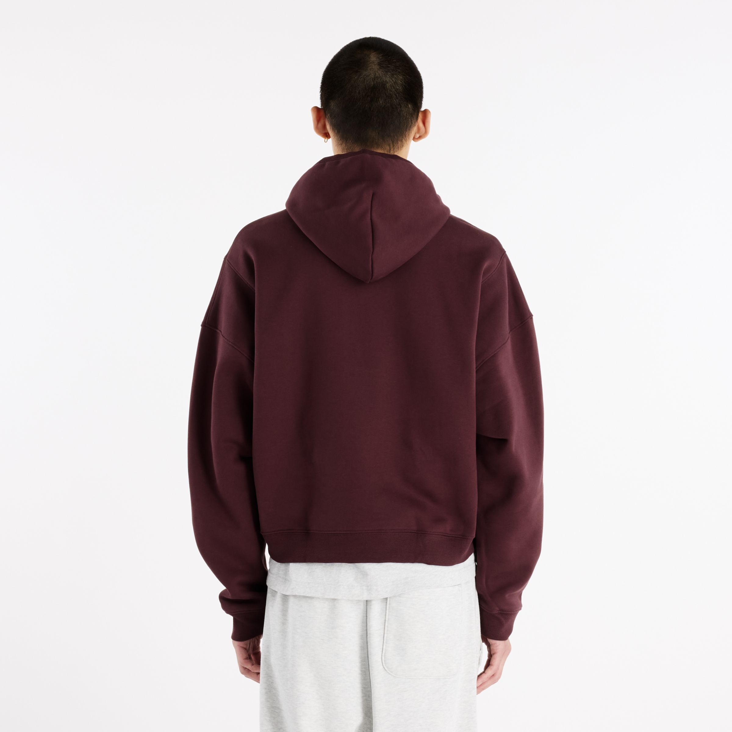 Brandon is wearing size M and is 6'1"/185cm. Chest: 33"/84cm, Waist: 28.5"/73cm, Hips: 36"/92cm