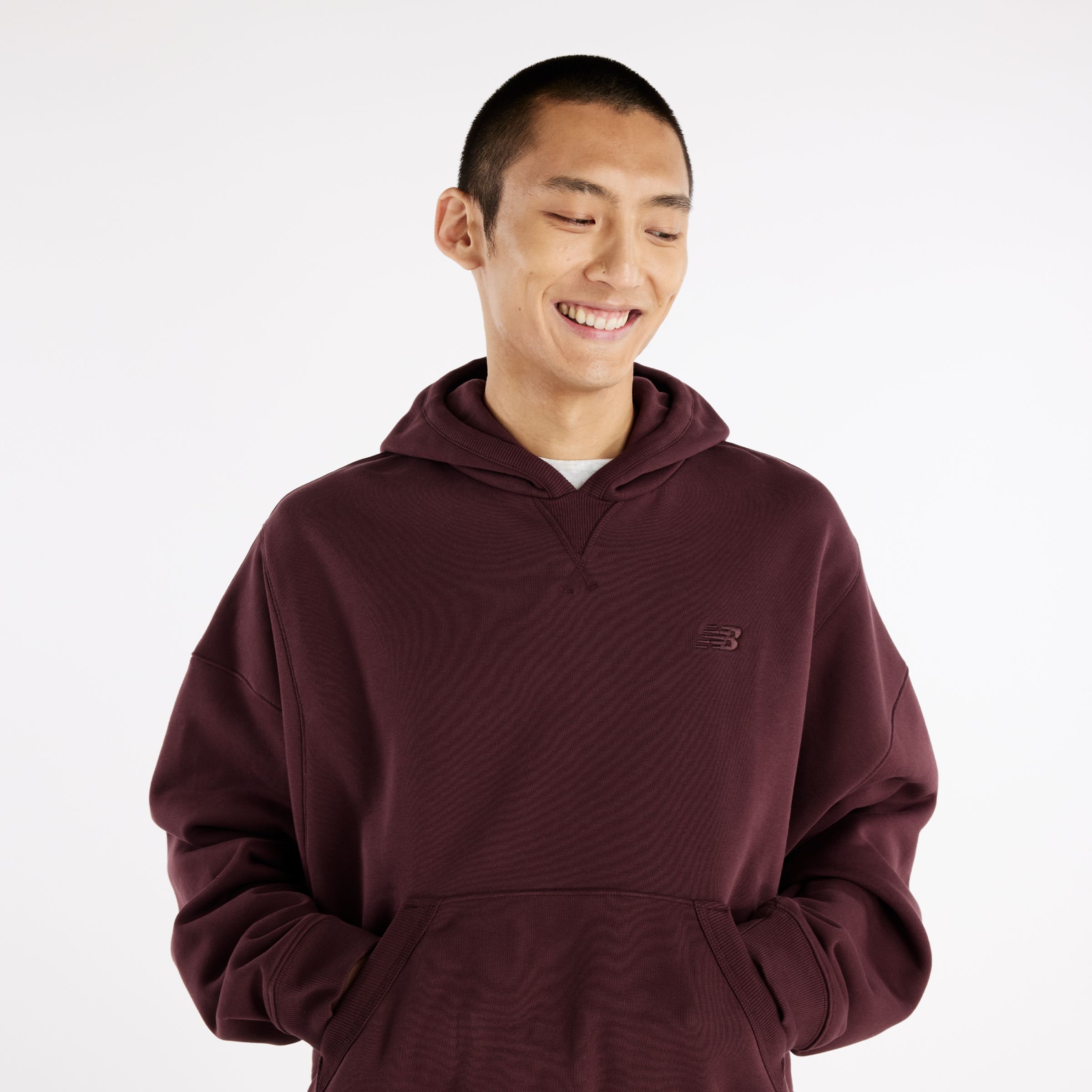 Brandon is wearing size M and is 6'1"/185cm. Chest: 33"/84cm, Waist: 28.5"/73cm, Hips: 36"/92cm