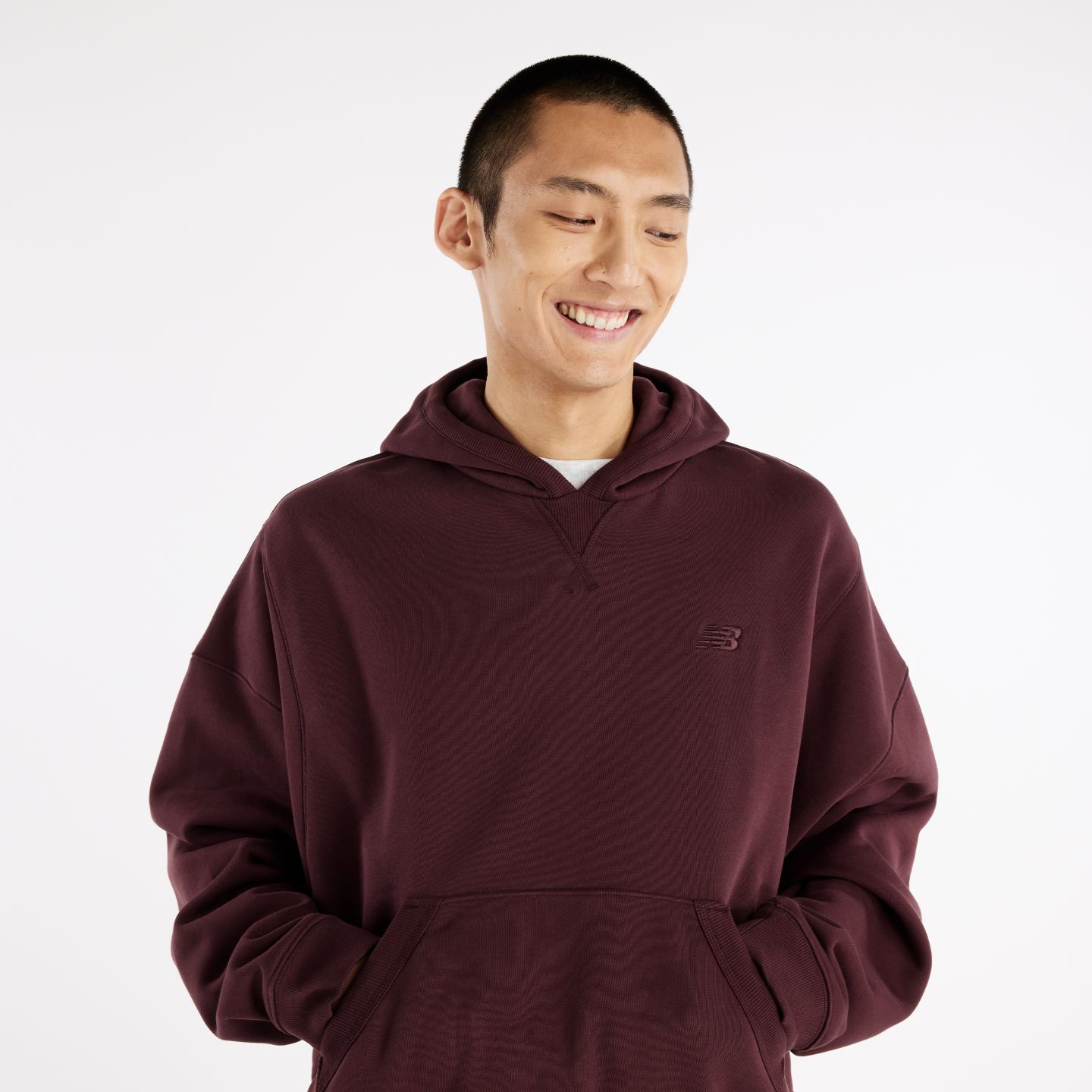 Мужское худи New Balance Athletics Crafted Fleece, цвет: Вишнёвый кожаный — фото 2