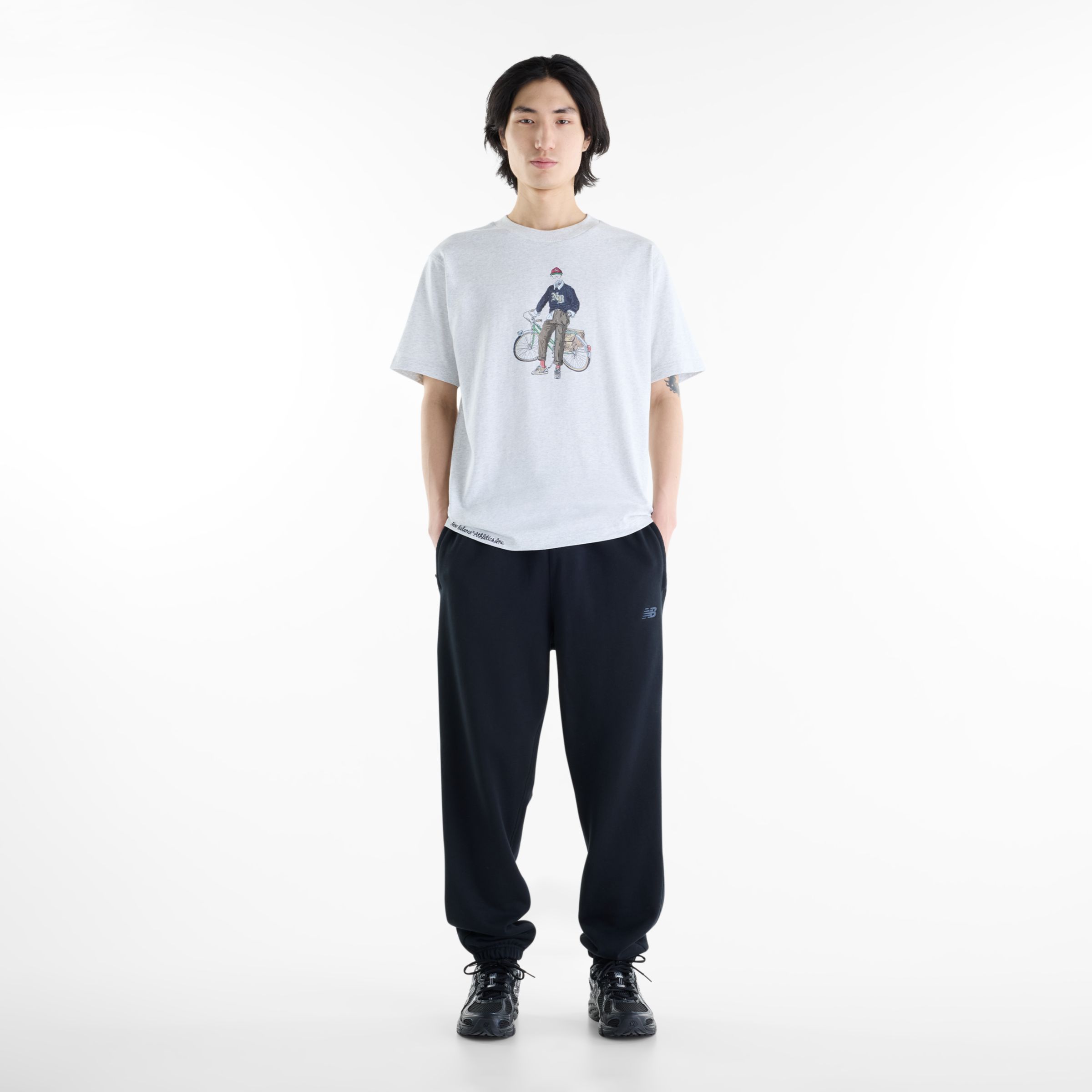 Justin is wearing size M and is 6'11"/186cm. Chest: 34"/86cm, Waist: 29"/74cm, Hips: 35"/89cm