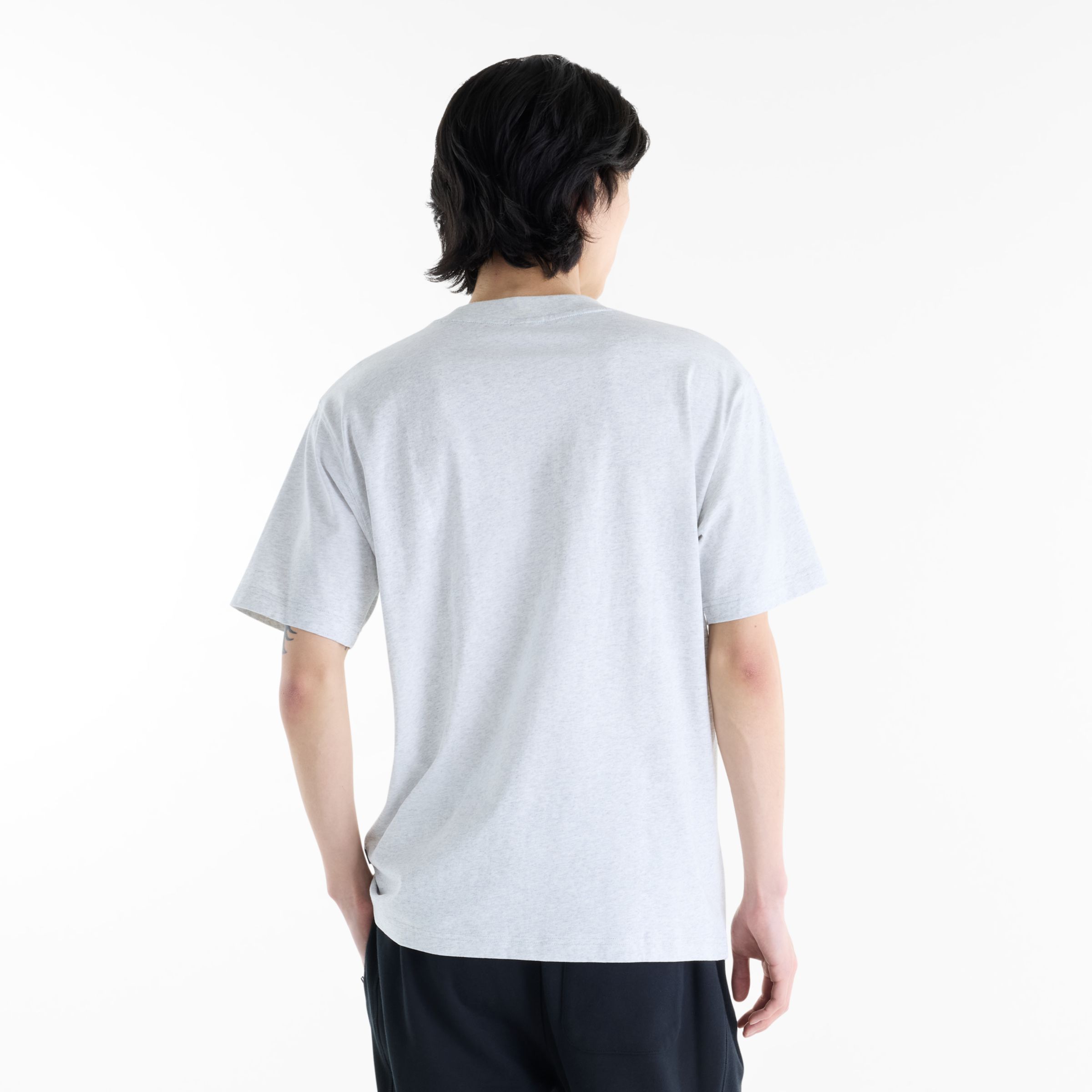 Justin is wearing size M and is 6'11"/186cm. Chest: 34"/86cm, Waist: 29"/74cm, Hips: 35"/89cm