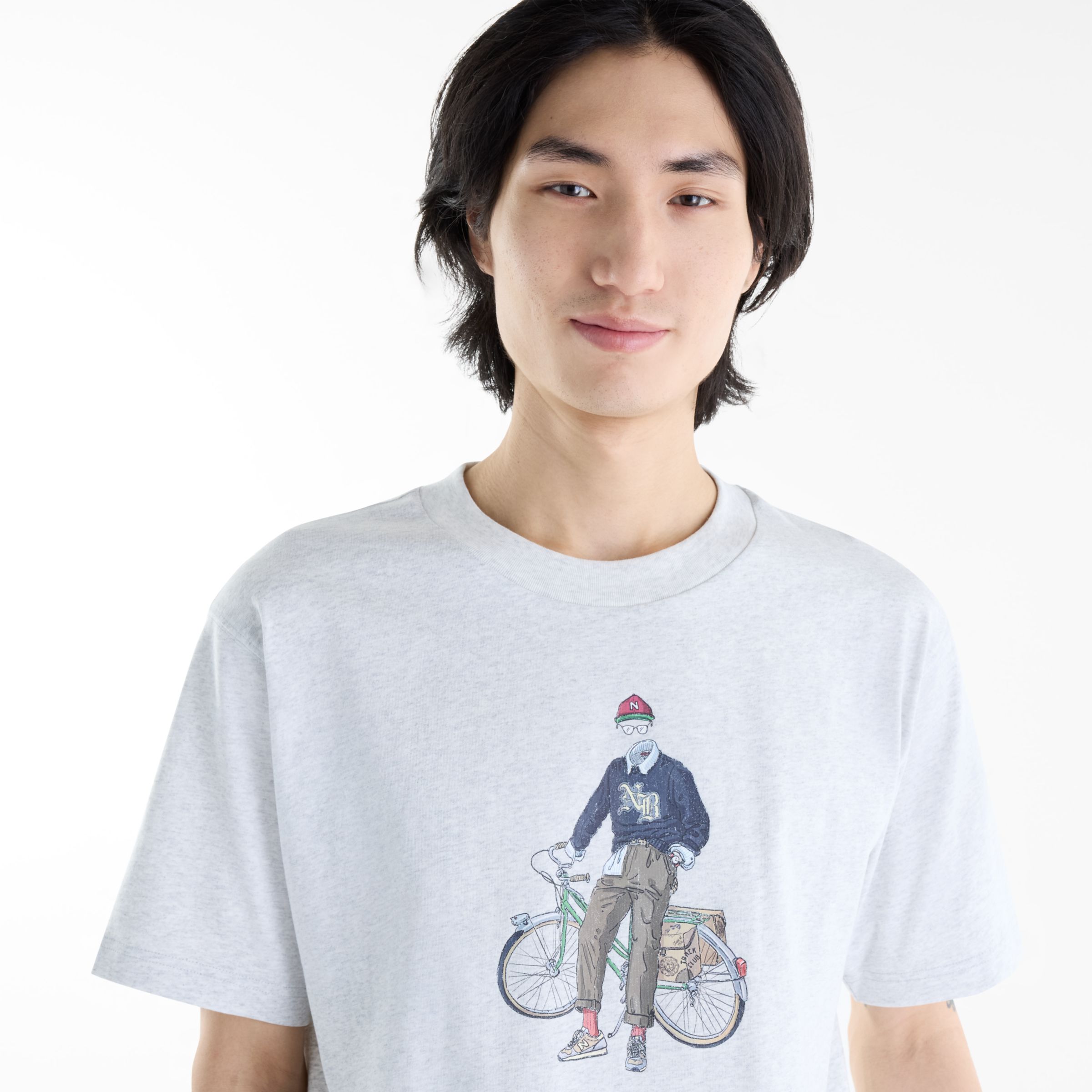 Justin is wearing size M and is 6'11"/186cm. Chest: 34"/86cm, Waist: 29"/74cm, Hips: 35"/89cm