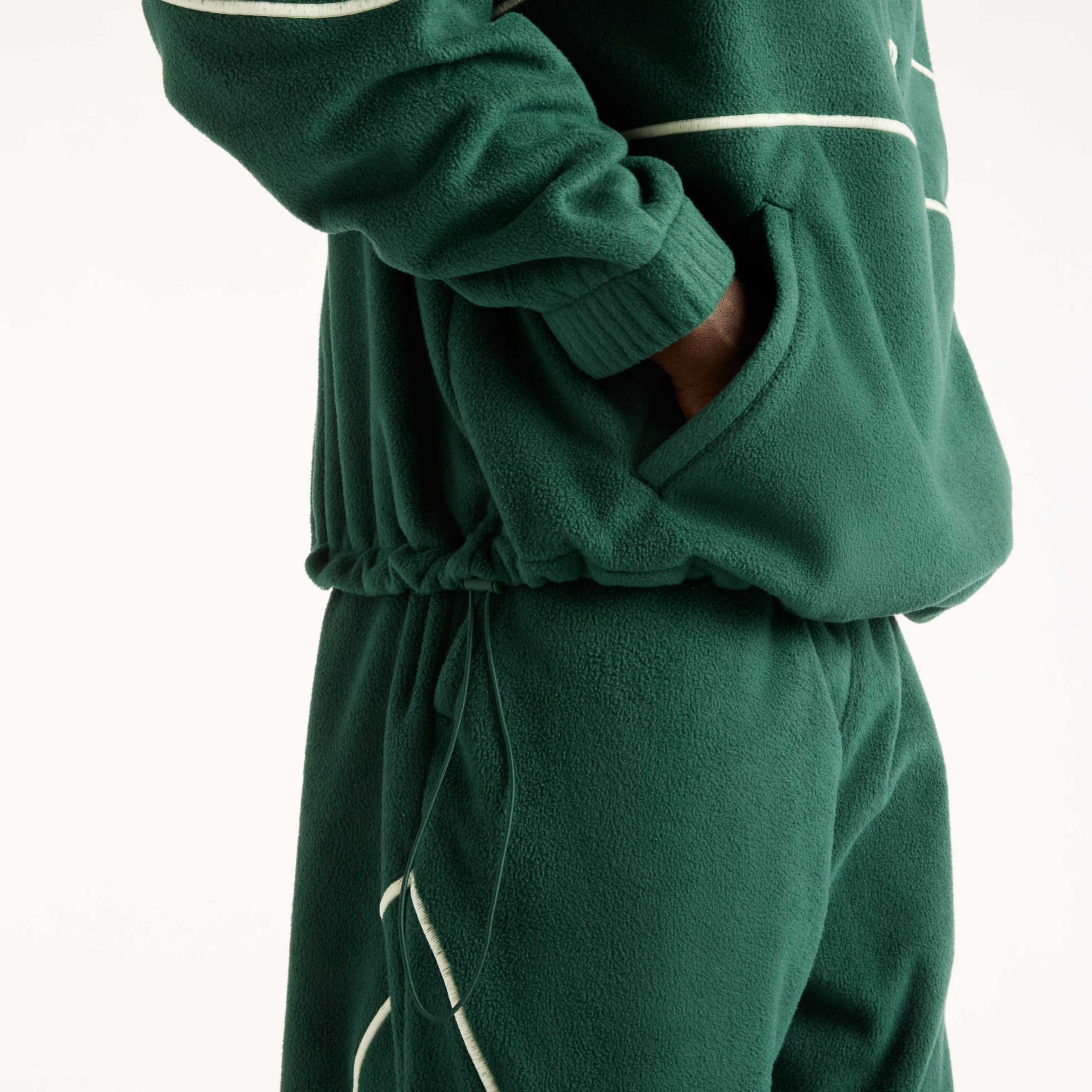 Fall is wearing size M and is 6'/183cm. Chest: 33.5"/85cm, Waist: 26.75"/68cm, Hips: 35"/89cm