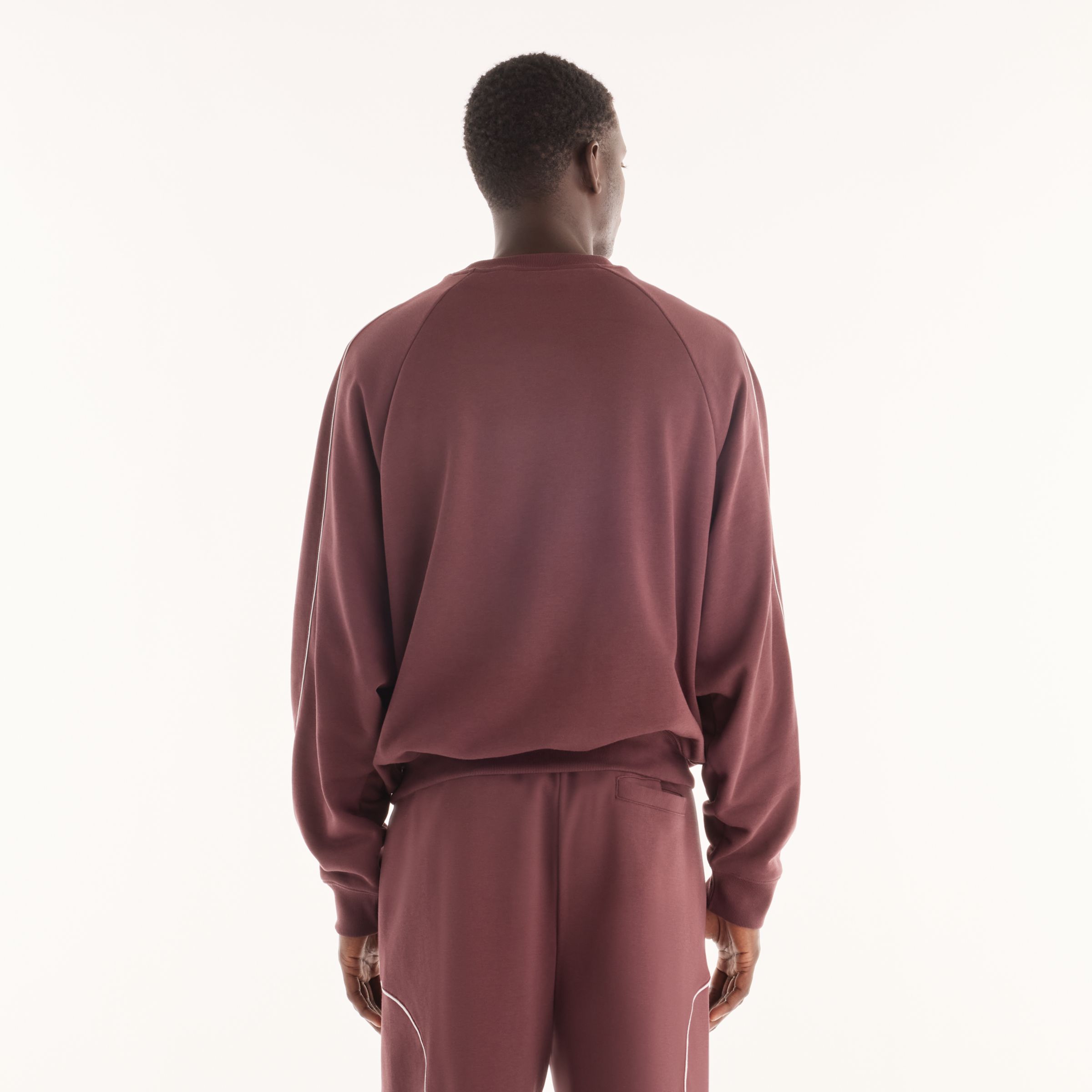 Osman is wearing size M and is 6'2"/188cm. Chest: 34.75"/88cm, Waist: 29"/74cm, Hips: 37"/94cm