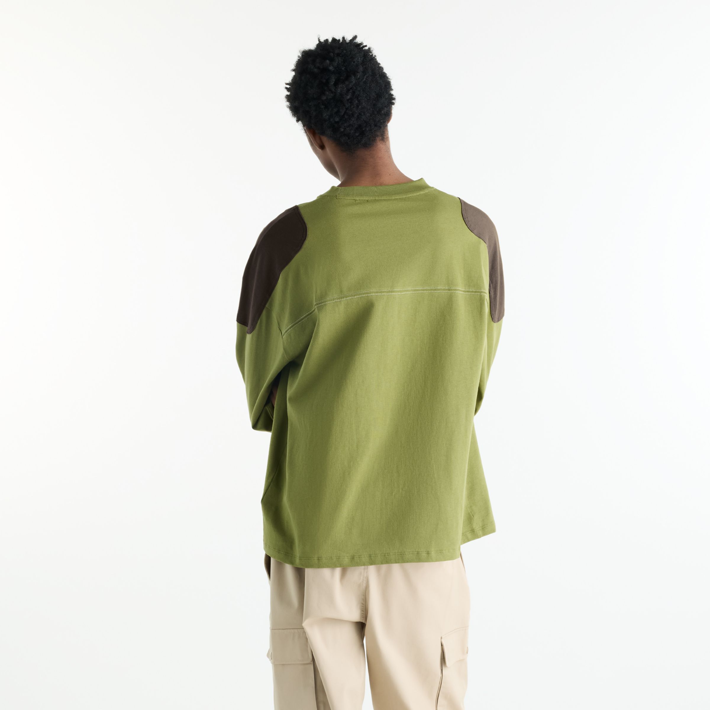 Javo is wearing size M and is 6'1"/188cm. Chest: 29.14"/74cm, Waist: 28"/71cm, Hips: 33.9"/86cm