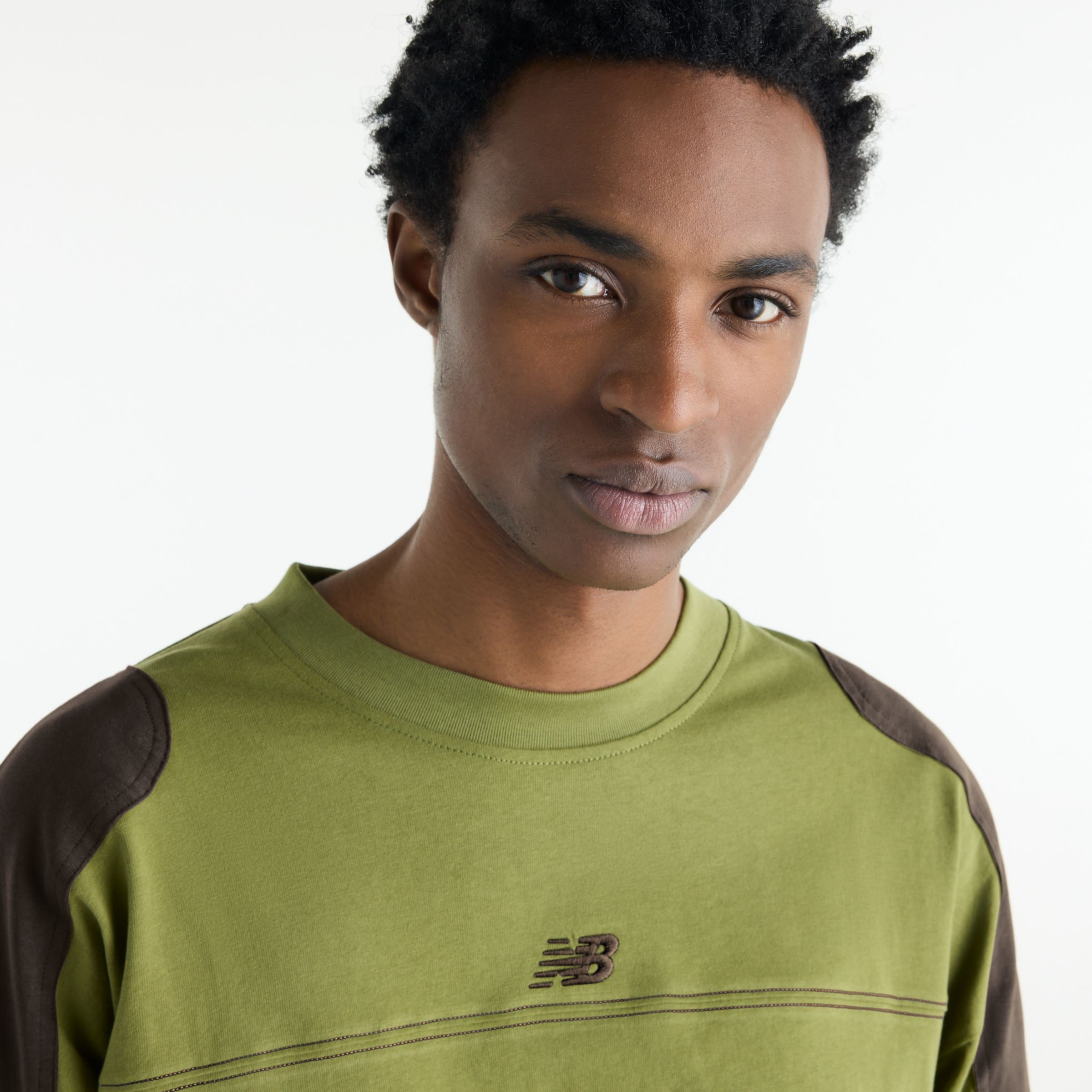 Javo is wearing size M and is 6'1"/188cm. Chest: 29.14"/74cm, Waist: 28"/71cm, Hips: 33.9"/86cm