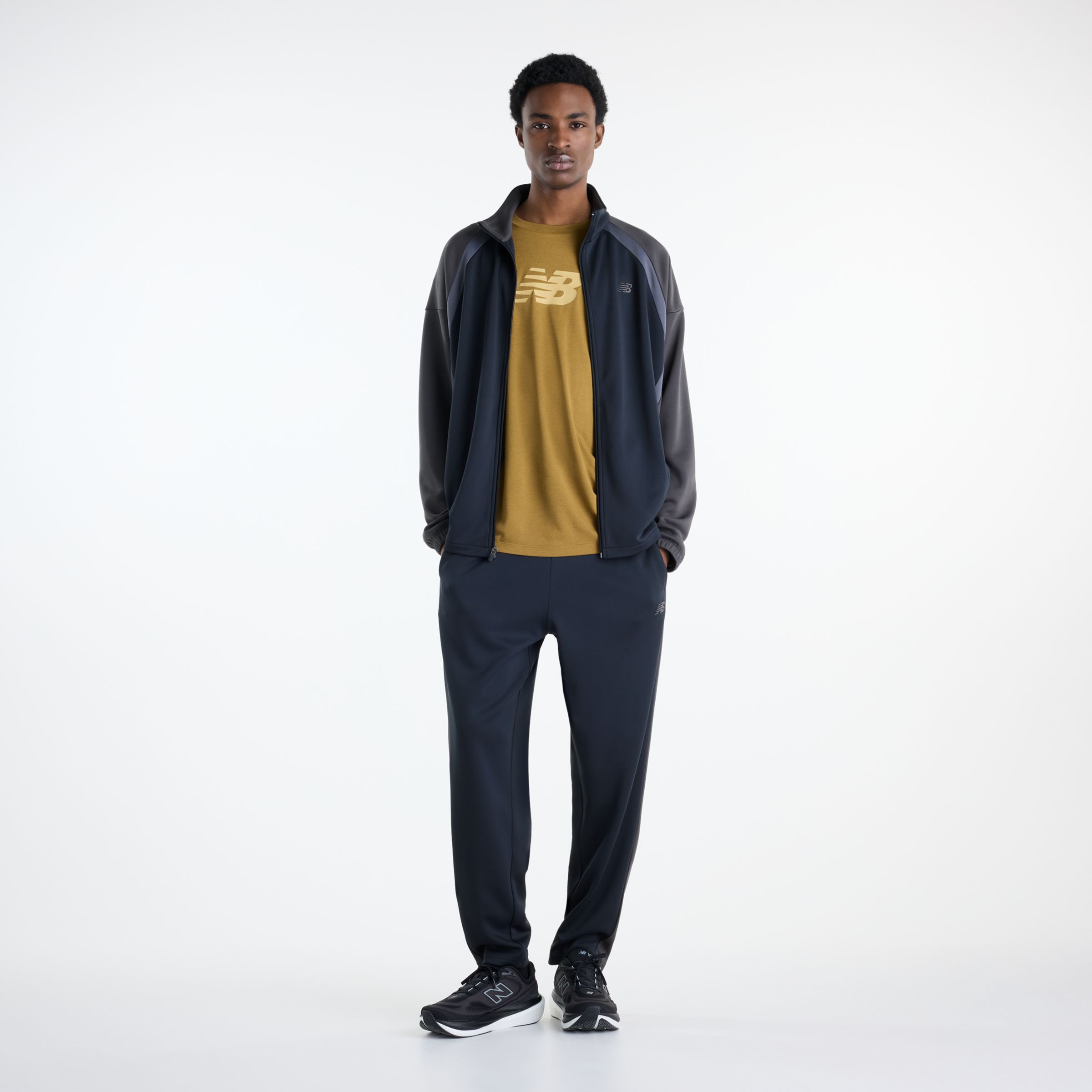 Ante is wearing size M and is 6'2"/187.96cm. Chest: 37.5"/95.25cm, Waist: 31"/78.74cm, Hips: 40.5"/102.87cm