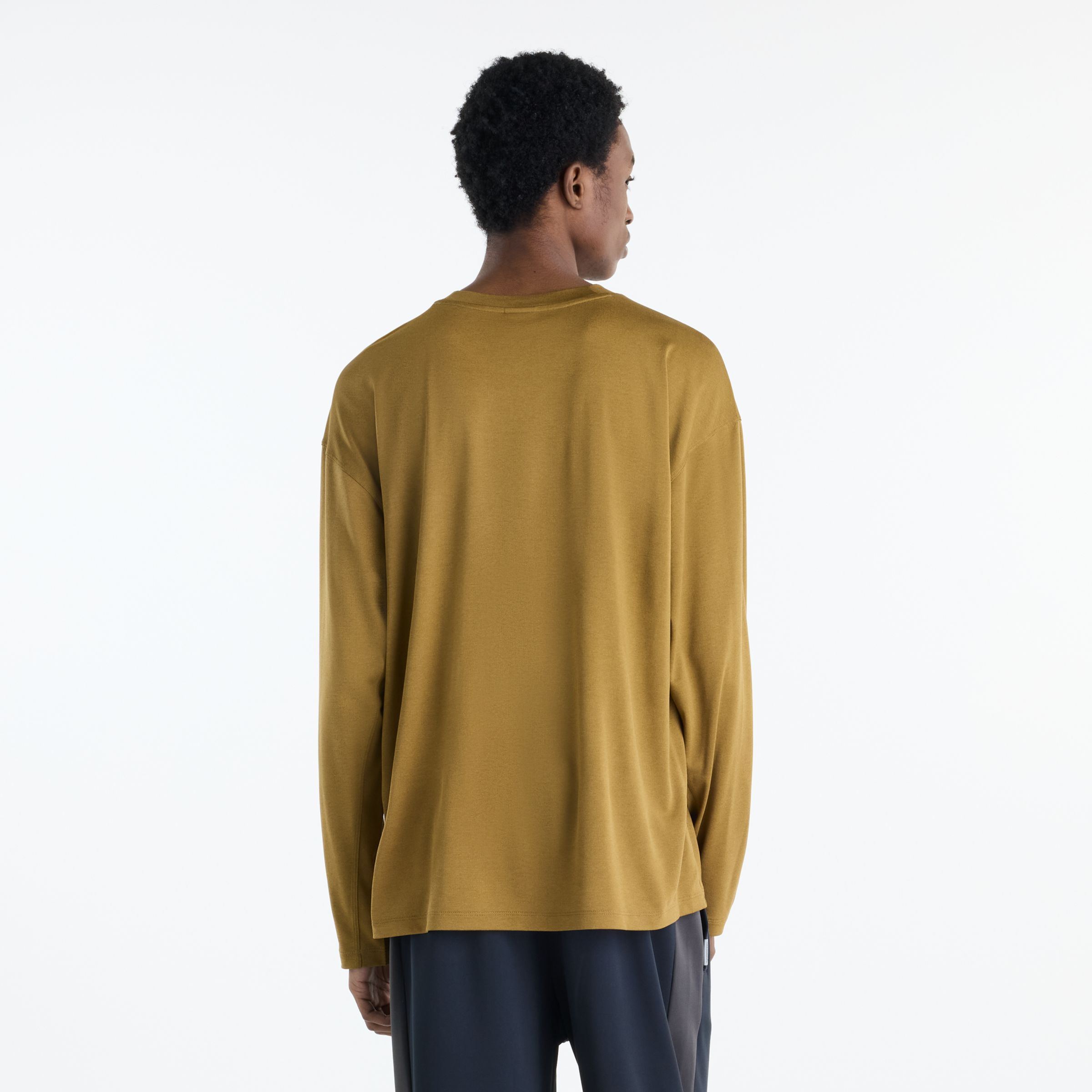Ante is wearing size M and is 6'2"/187.96cm. Chest: 37.5"/95.25cm, Waist: 31"/78.74cm, Hips: 40.5"/102.87cm