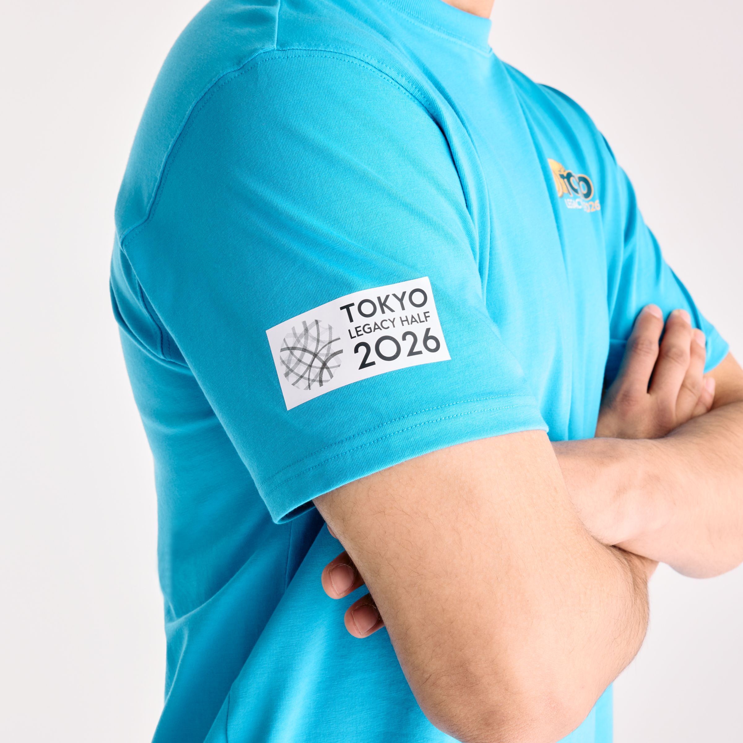 Ngawang is wearing size M and is 6'1"/185 cm. Chest: 38"/96.5 cm, Waist: 31"/78.7 cm