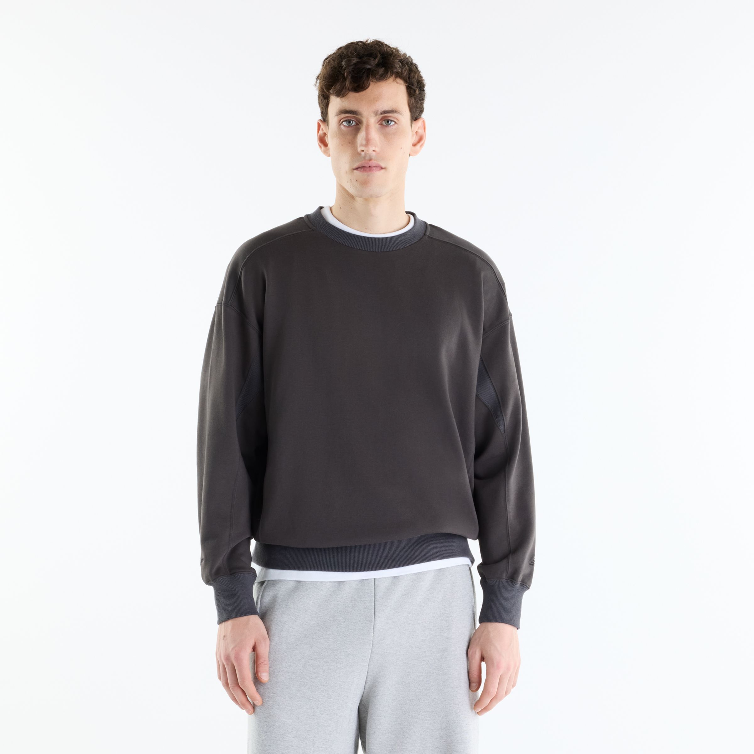Ante is wearing size M and is 6'2"/187.96cm. Chest: 37.5"/95.25cm, Waist: 31"/78.74cm, Hips: 40.5"/102.87cm