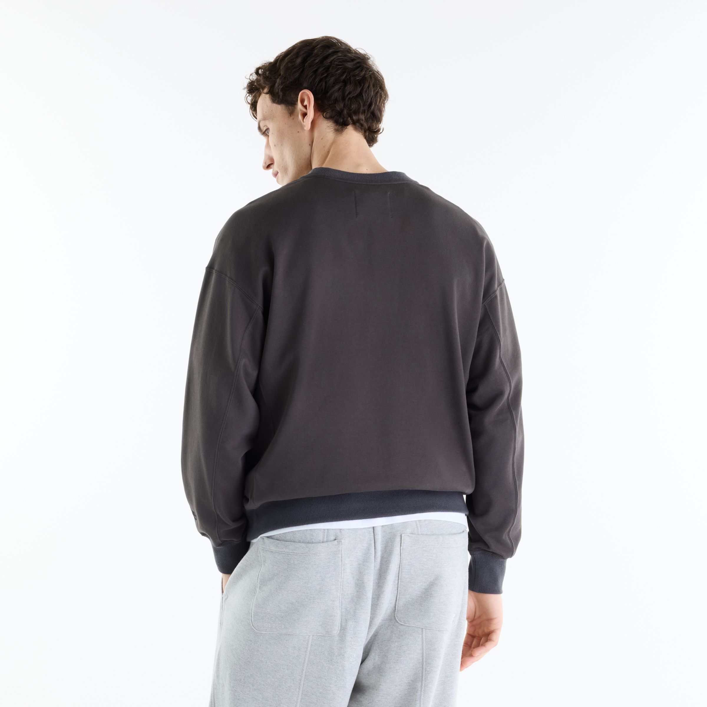 Ante is wearing size M and is 6'2"/187.96cm. Chest: 37.5"/95.25cm, Waist: 31"/78.74cm, Hips: 40.5"/102.87cm