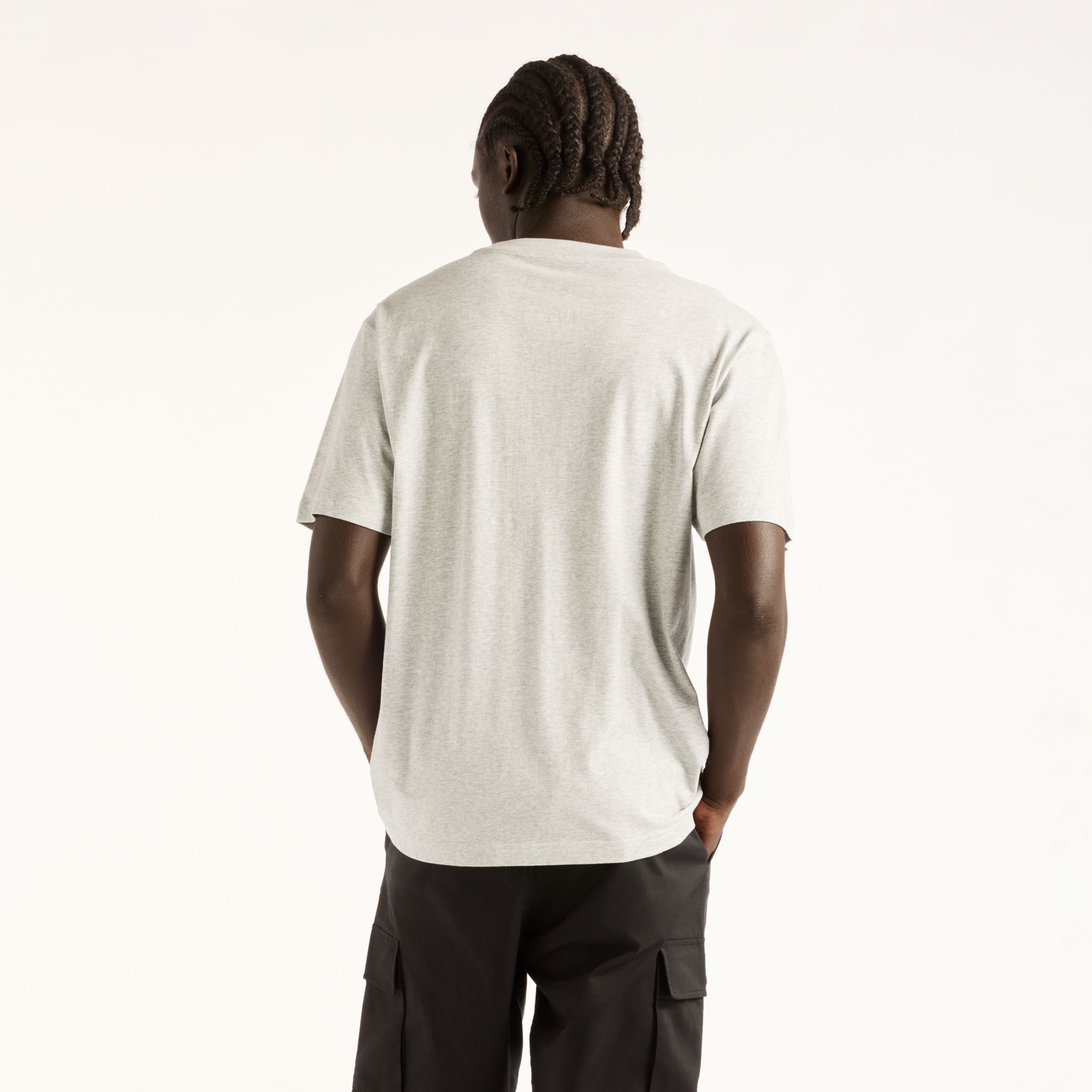 Fall is wearing size M and is 6'/183cm. Chest: 33.5"/85cm, Waist: 26.75"/68cm, Hips: 35"/89cm