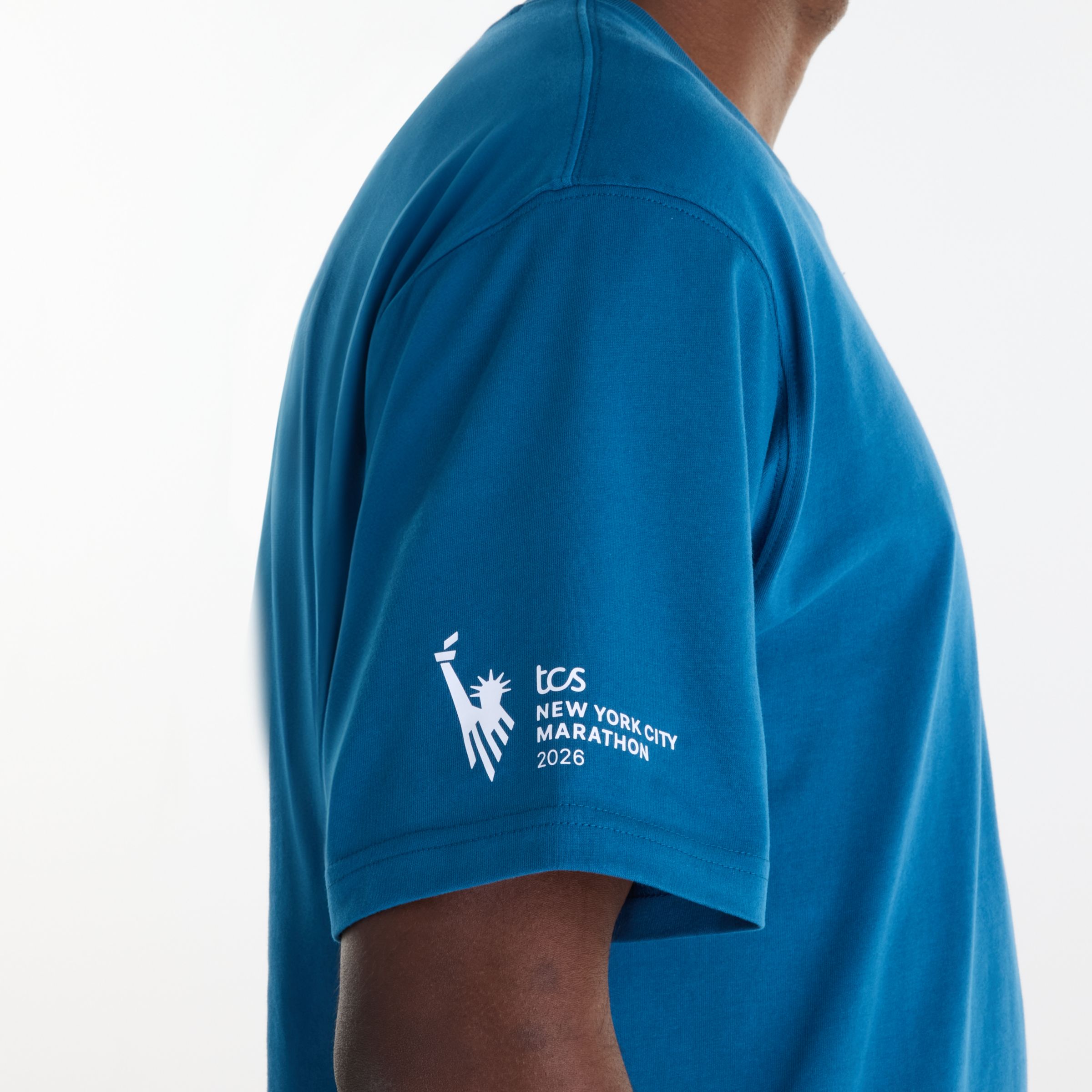 Tyliv is wearing size M and is 6'1"/186cm. Chest: 34.5"/88cm, Waist: 29"/74cm, Hips: 36.5"/93cm