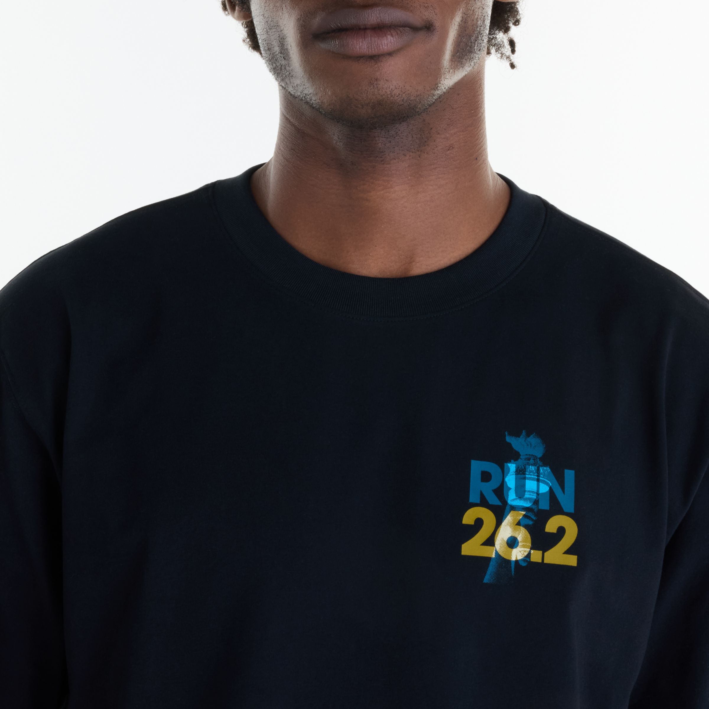 Tyliv is wearing size M and is 6'1"/186cm. Chest: 34.5"/88cm, Waist: 29"/74cm, Hips: 36.5"/93cm