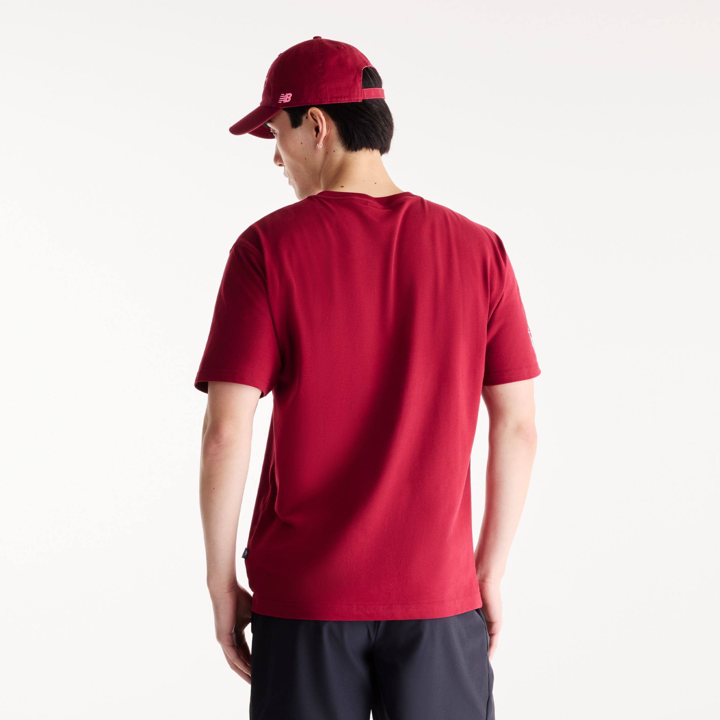 Derek is wearing size M and is 6'1"/187cm. Chest: 38R/96cm, Waist: 31"/79cm