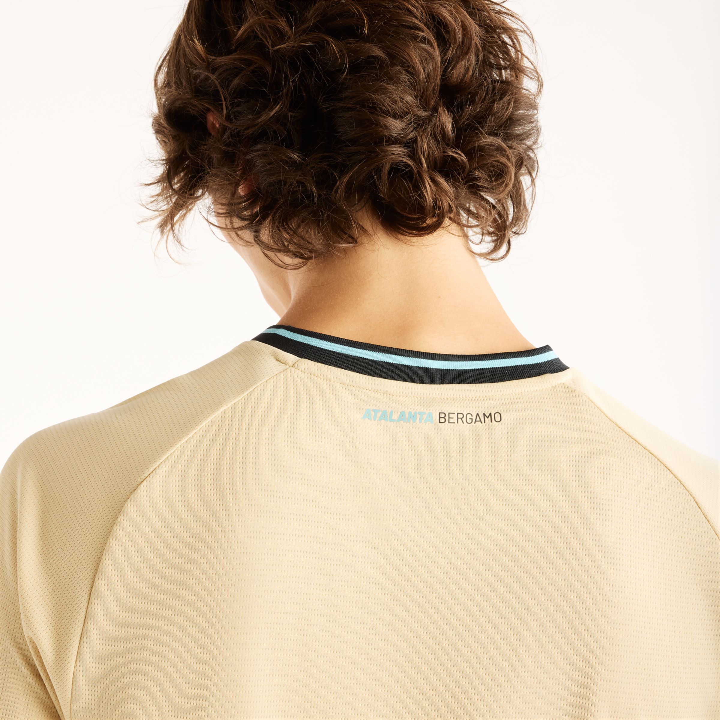 Felix is wearing size M and is 6'/183cm. Chest: 36.5"/93cm, Waist: 30.5"/78cm, Hips: 36.5"/93cm
