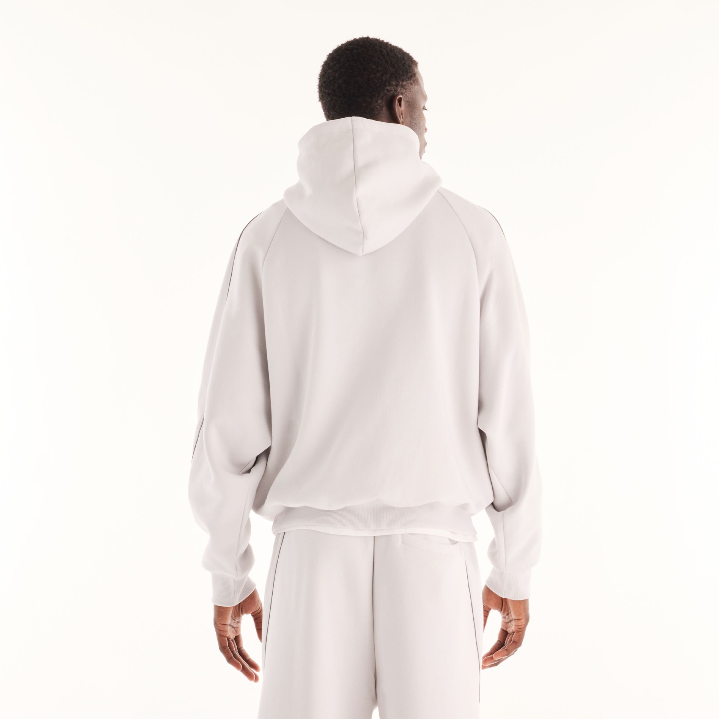 Osman is wearing size M and is 6'2"/188cm. Chest: 34.75"/88cm, Waist: 29"/74cm, Hips: 37"/94cm