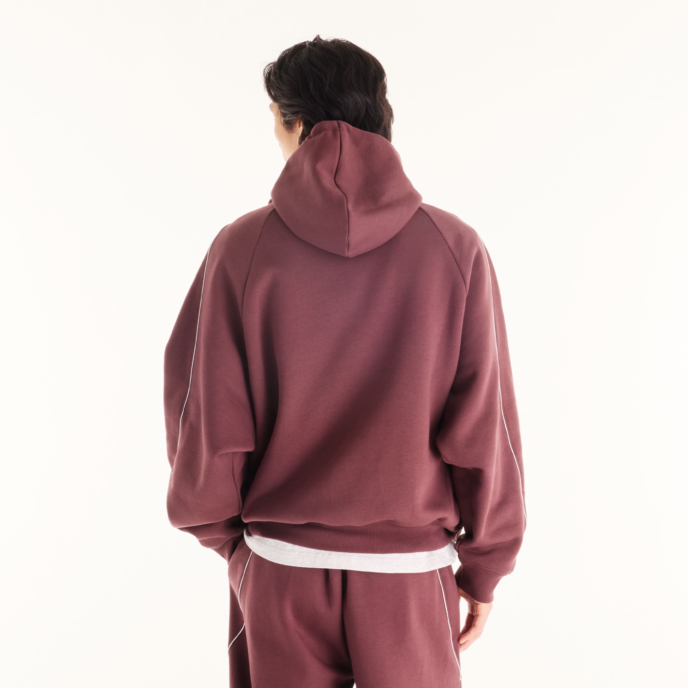 Justin is wearing size M and is 6'11"/186cm. Chest: 34"/86cm, Waist: 29"/74cm, Hips: 35"/89cm