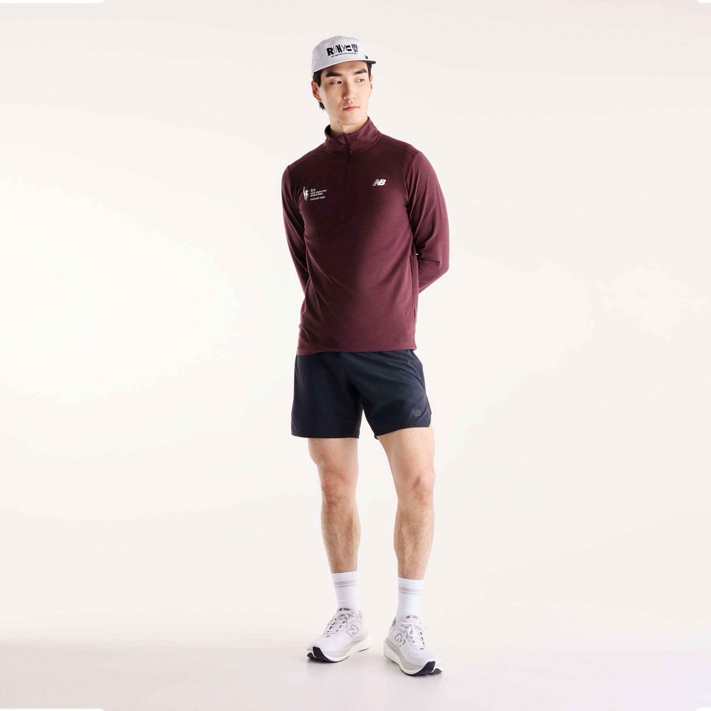 Derek is wearing size M and is 6'1"/187cm. Chest: 38"/96cm, Waist: 31"/79cm