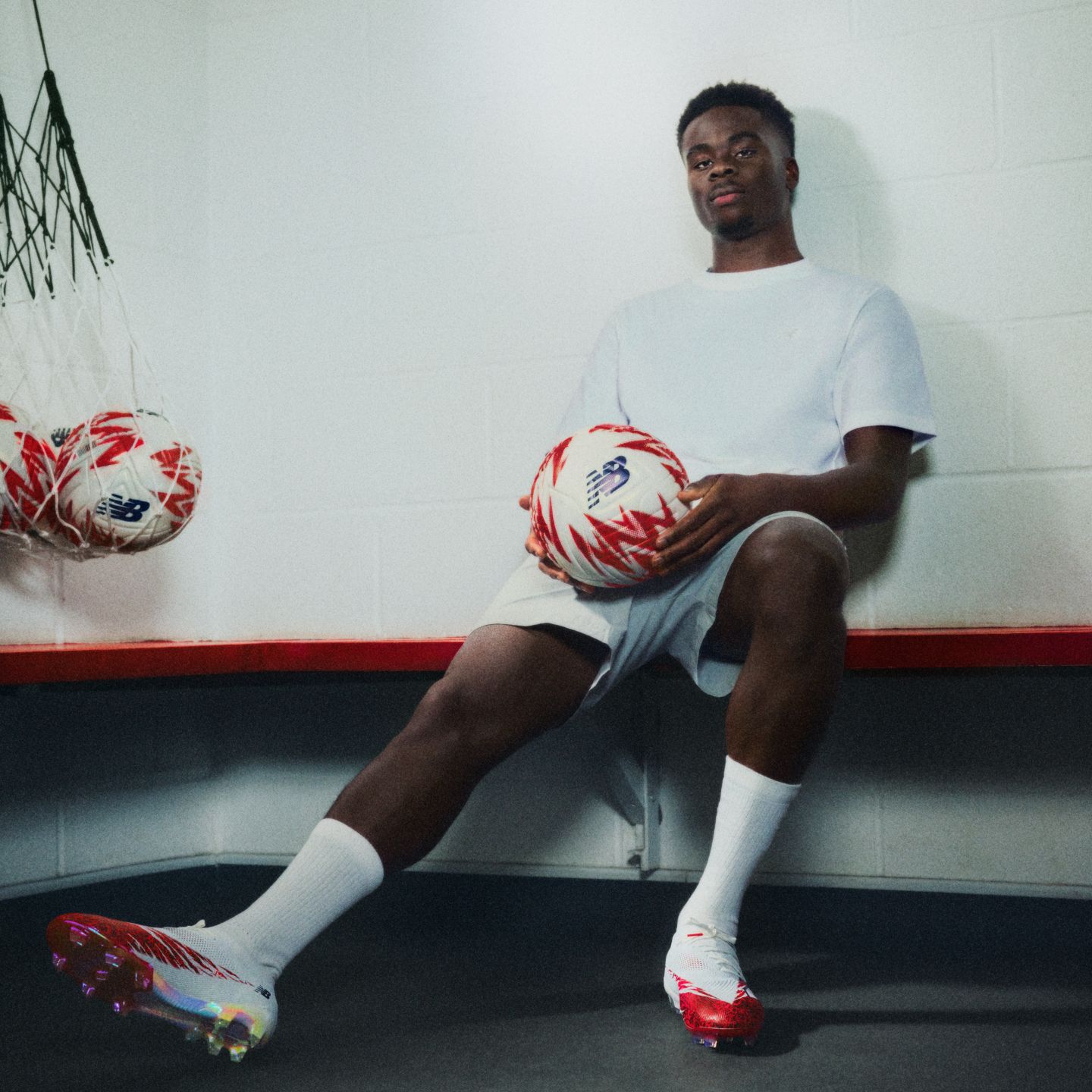 Мужские бутсы New Balance Bukayo Saka x Furon Elite FG V8, цвет: Белый / Бордовый — фото 2