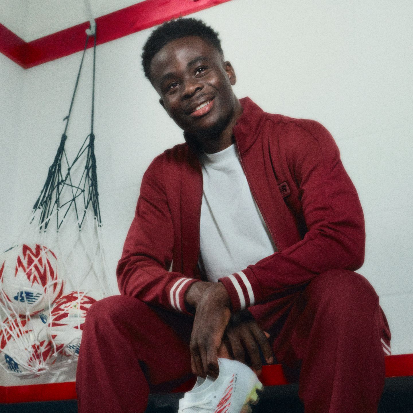 Детские бутсы New Balance Bukayo Saka x Furon Team Jnr FG V8, цвет: Белый / Бордовый — фото 2