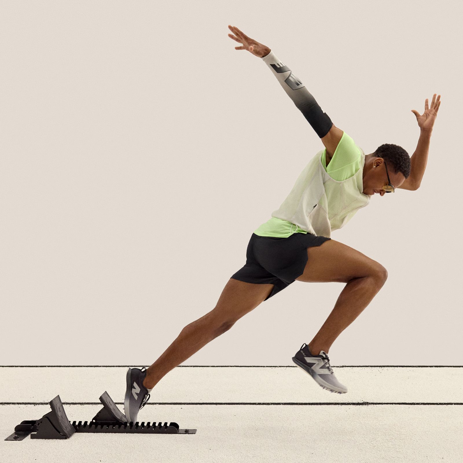 Мужские кроссовки New Balance Quincy Wilson FuelCell SuperComp MD-X v3 — фото 2