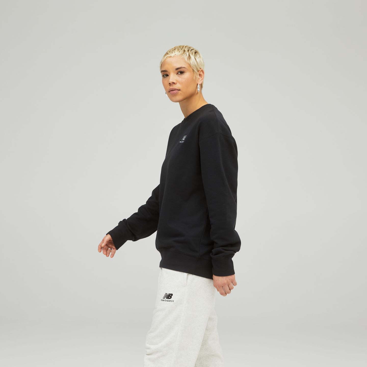 Мужской свитшот New Balance Uni-ssentials French Terry Crewneck, цвет: Чёрный — фото 4
