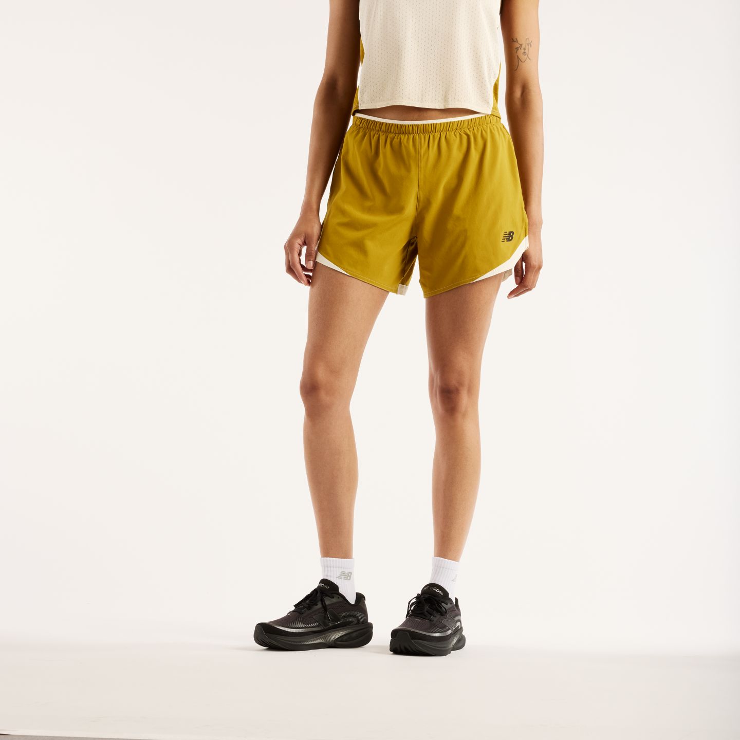 Женские шорты New Balance RC Essential Short 5", цвет: Basil Oil With Angora — фото 1
