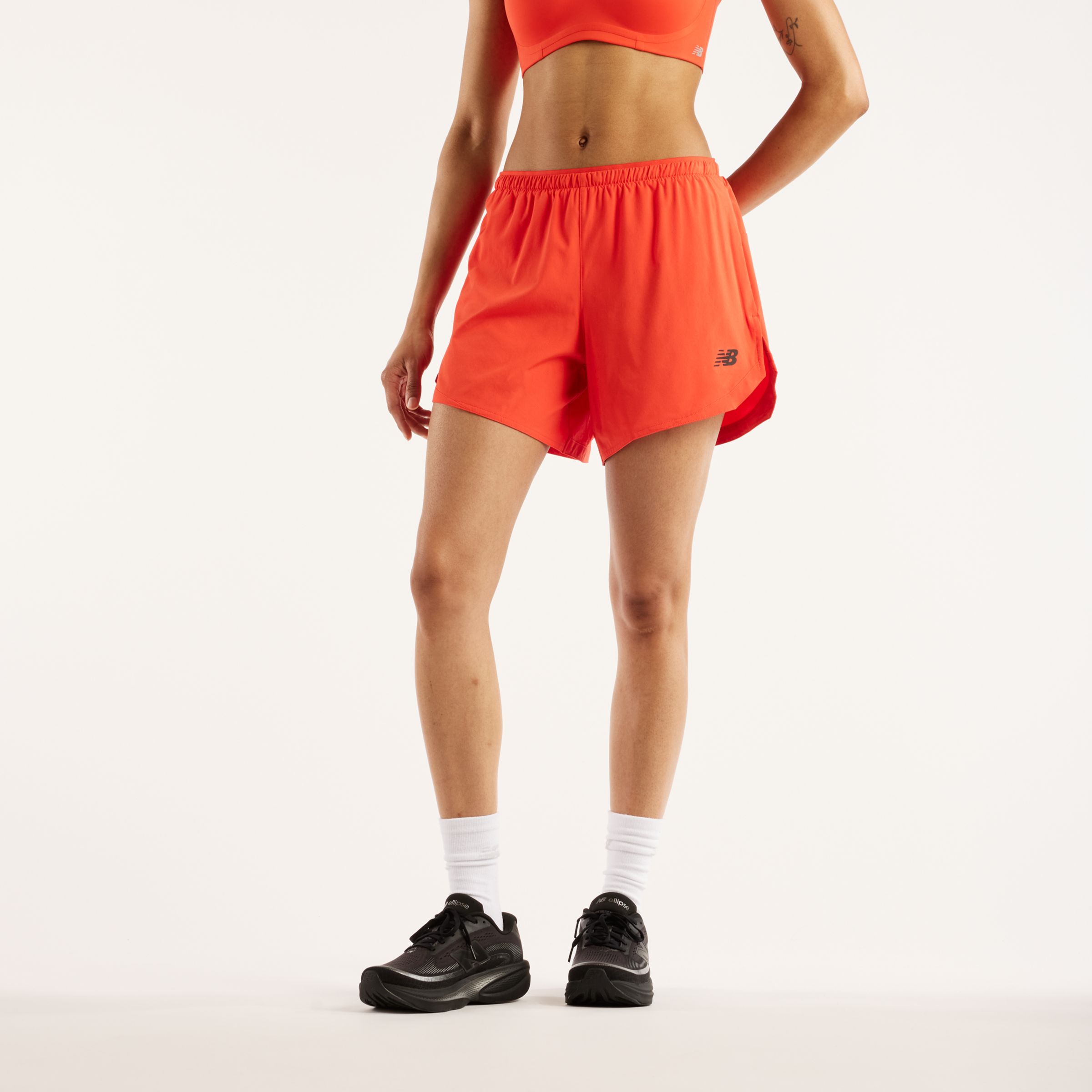 New Balance Kvinnor RC Essential Short 5" i R&ouml;d Polywoven