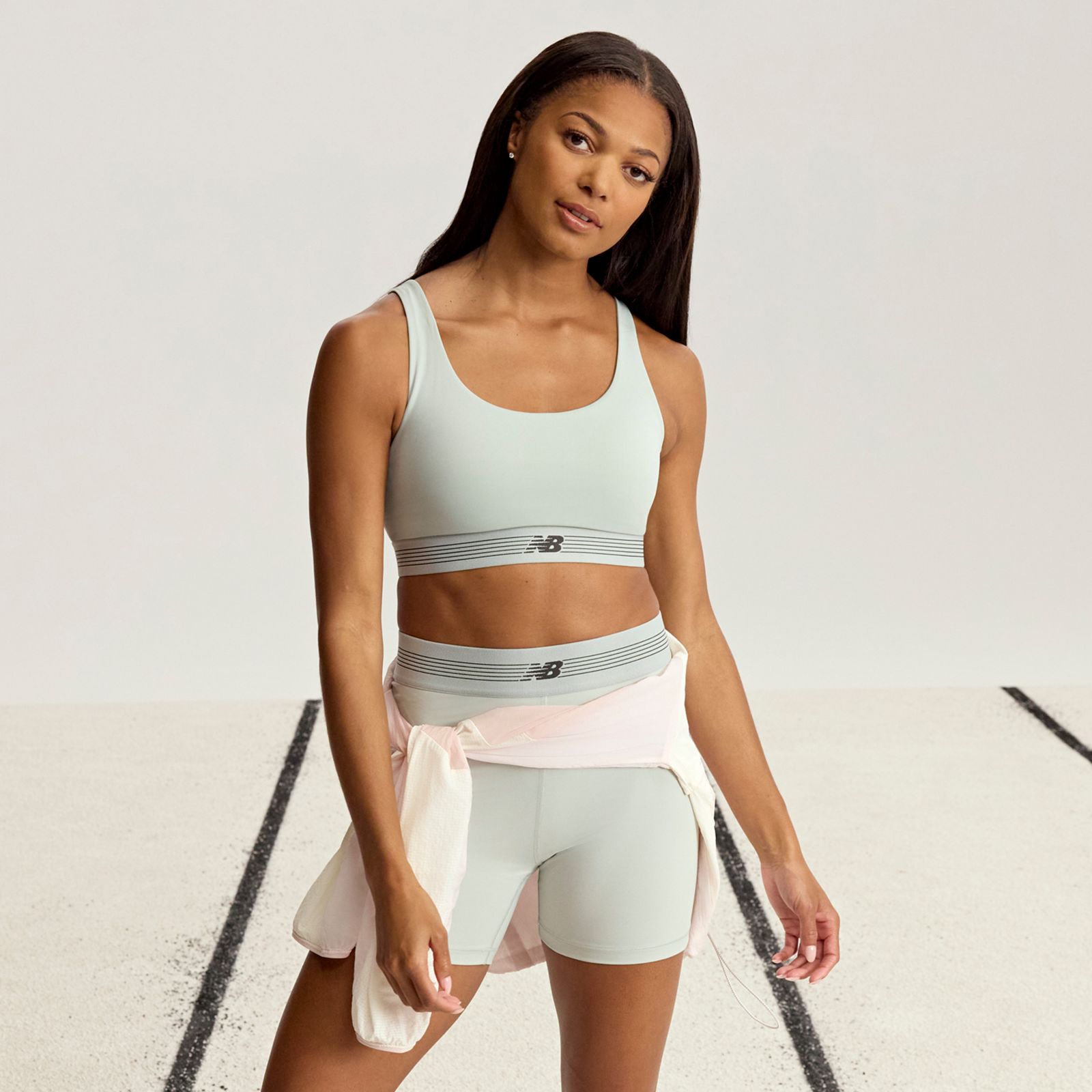 Женские брюки New Balance Gabby Thomas Signature Collection AC Fitted Short 5" — фото 2