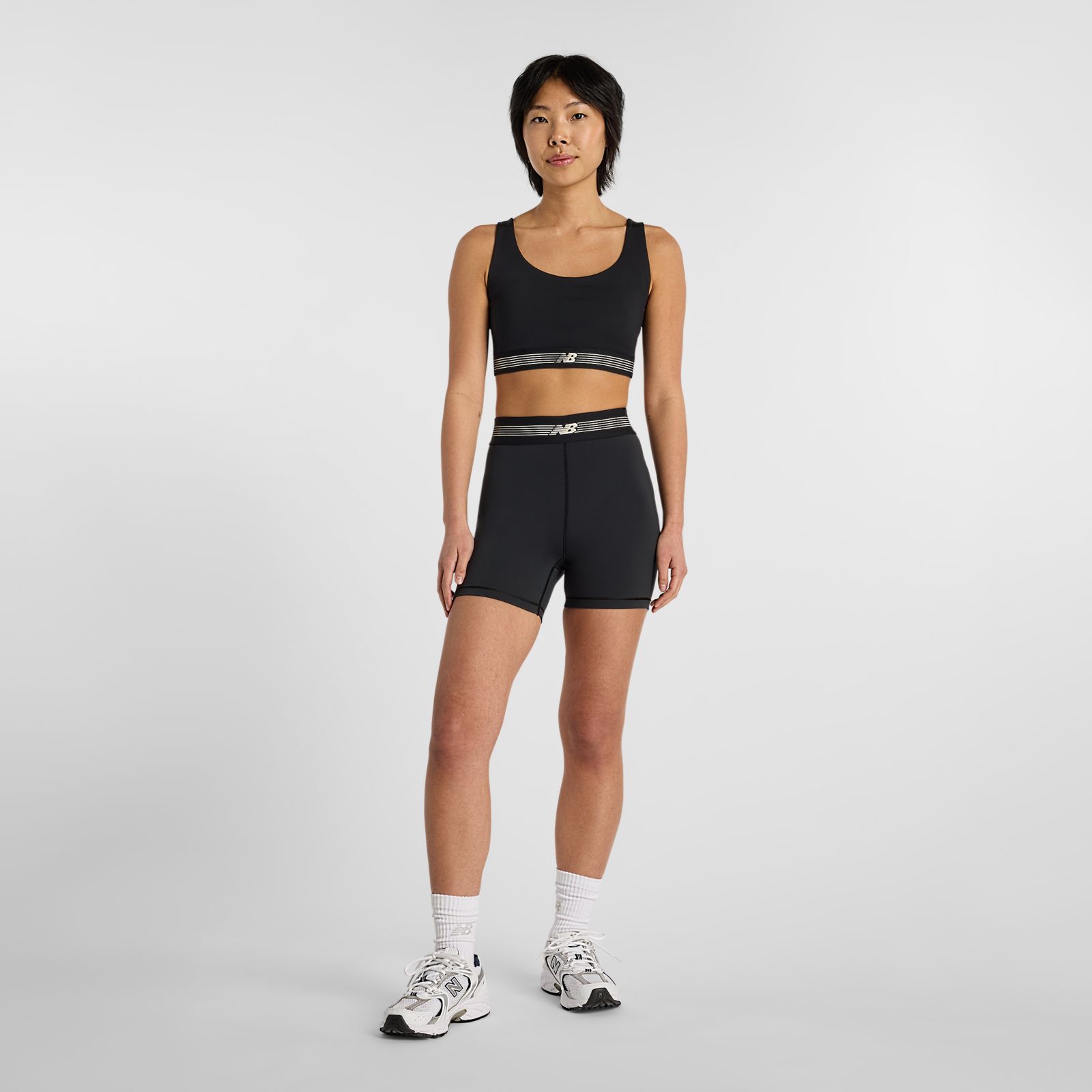 Женские брюки New Balance AC Fitted Short 5" — фото 2