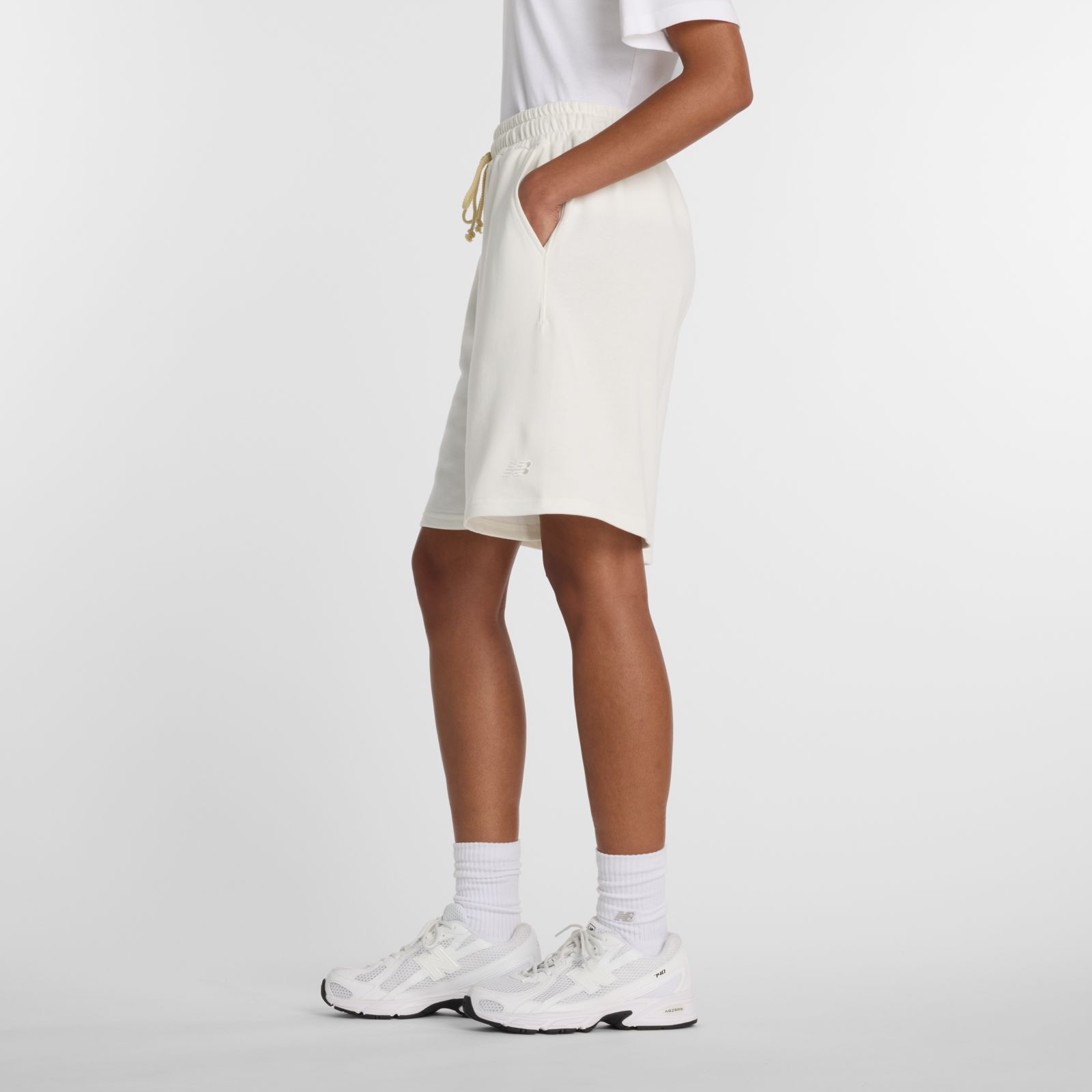 Женские худи New Balance Coastal Fleece Bermuda Short — фото 4
