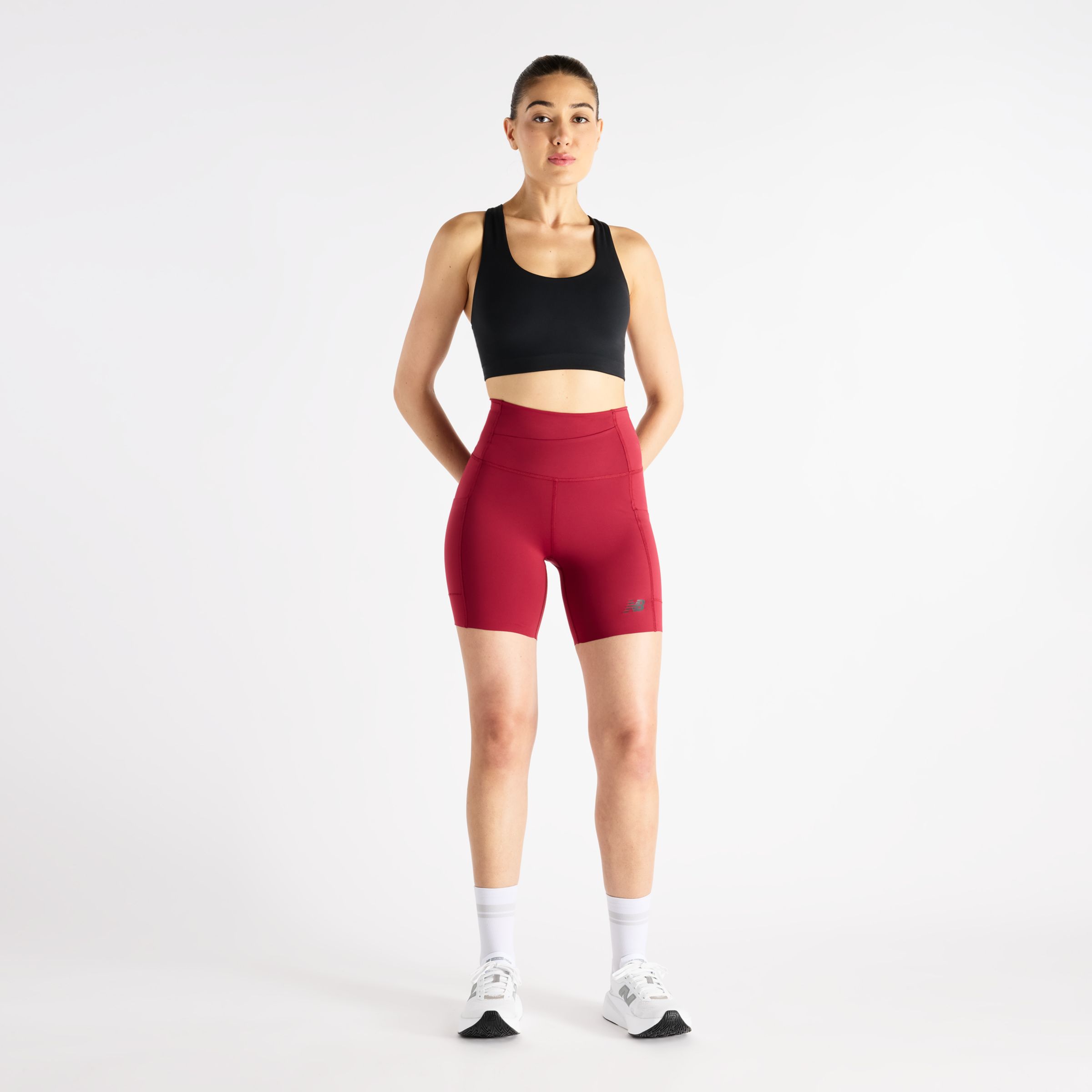 Ayla tr&auml;gt Gr&ouml;&szlig;e S und ist 5'6"/168cm gro&szlig;. Brust : 33"/84cm, Taille : 26"/66cm, H&uuml;fte : 37"/94cm