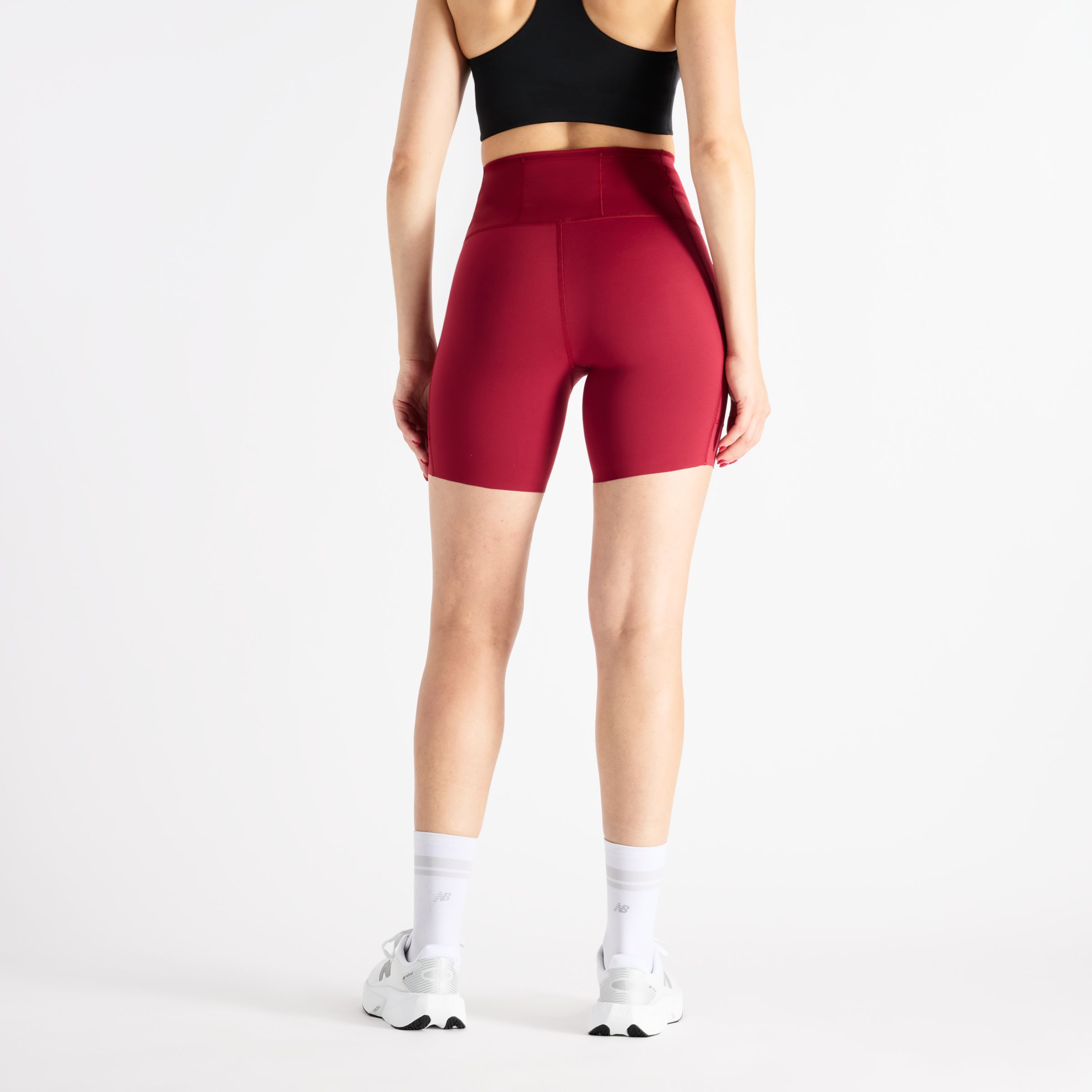 Ayla tr&auml;gt Gr&ouml;&szlig;e S und ist 5'6"/168cm gro&szlig;. Brust : 33"/84cm, Taille : 26"/66cm, H&uuml;fte : 37"/94cm