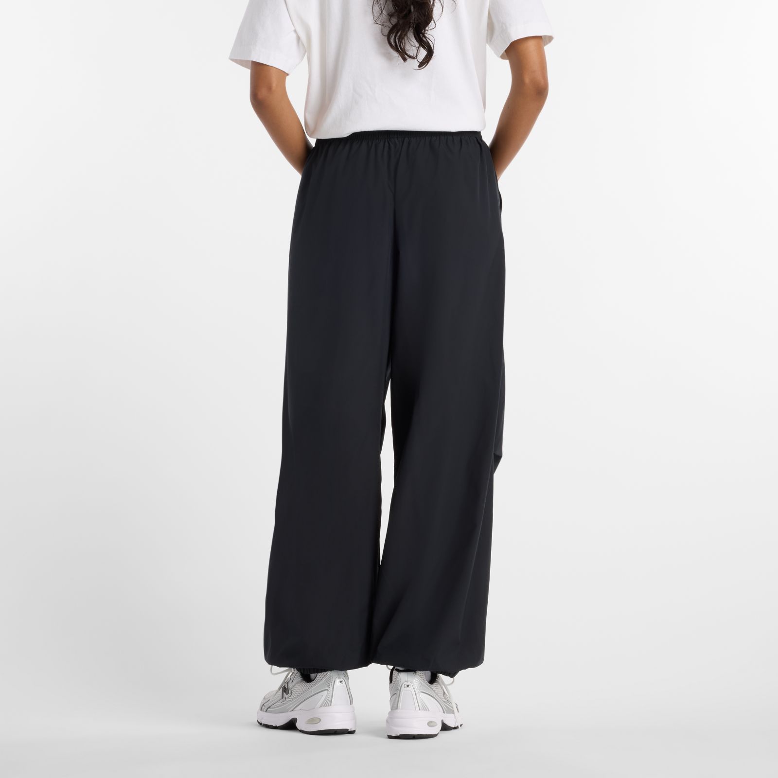 Женские брюки New Balance Trackside Woven Pant — фото 3