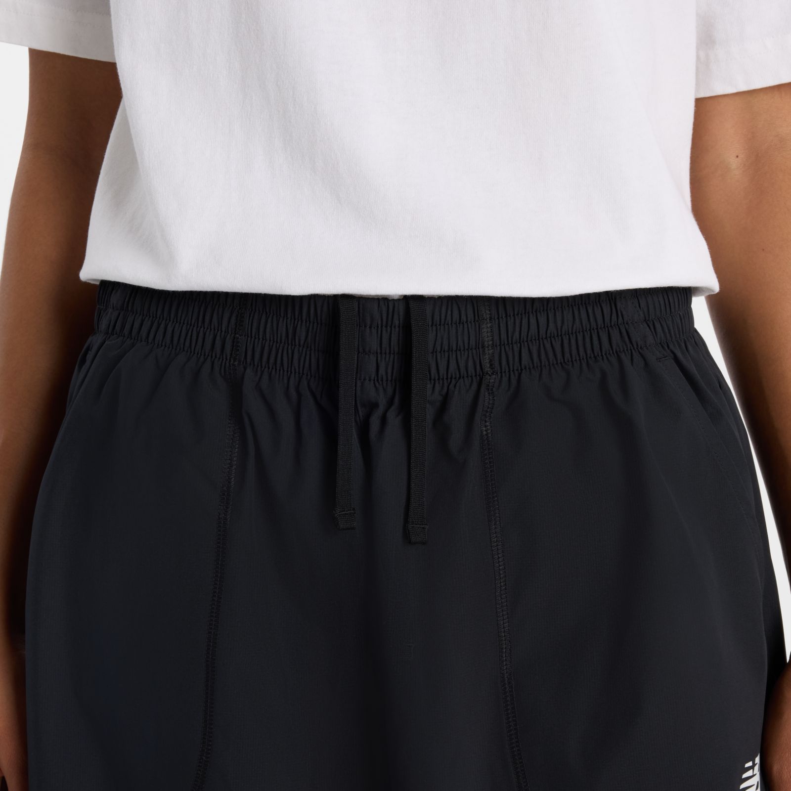 Женские брюки New Balance Trackside Woven Pant — фото 5