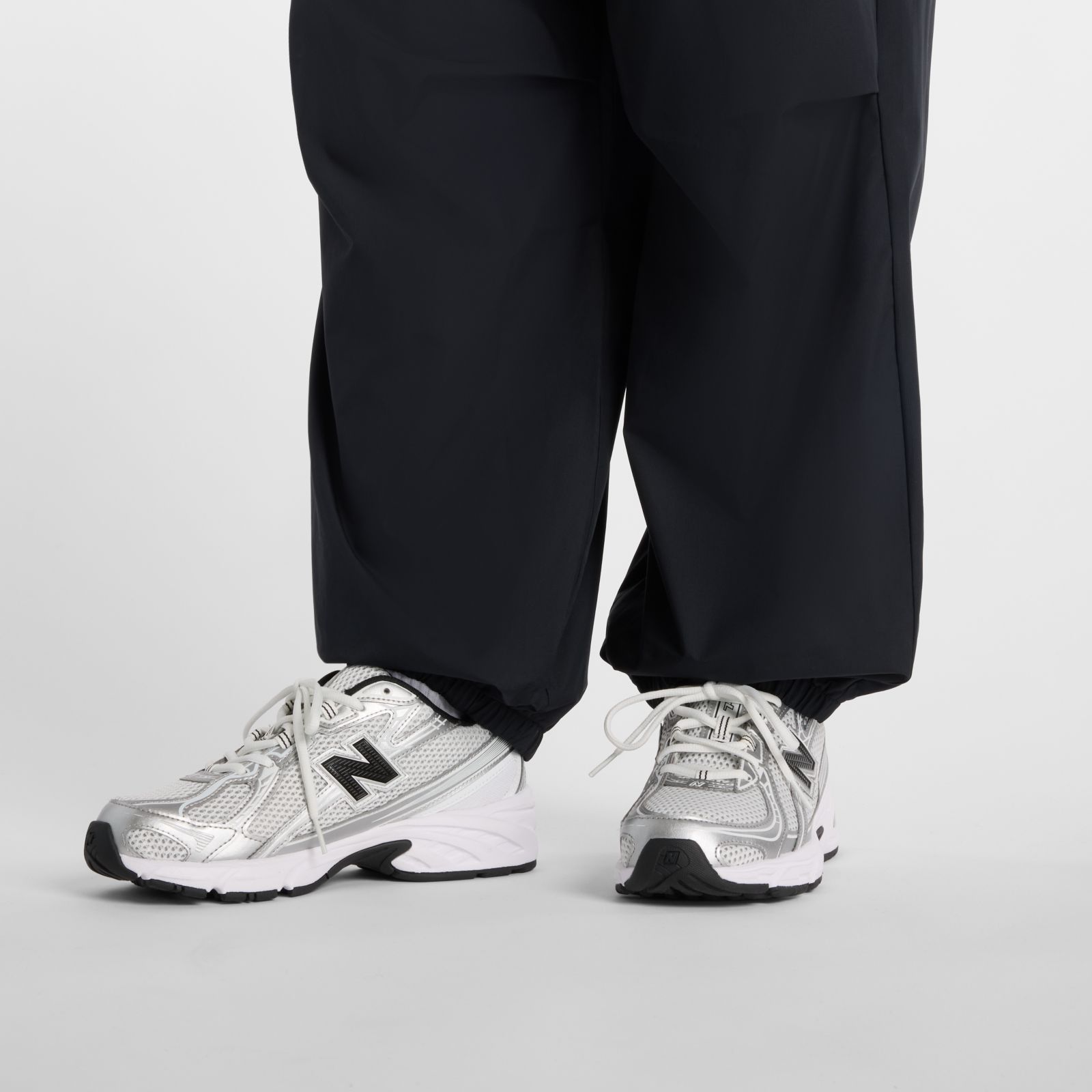 Женские брюки New Balance Trackside Woven Pant — фото 6