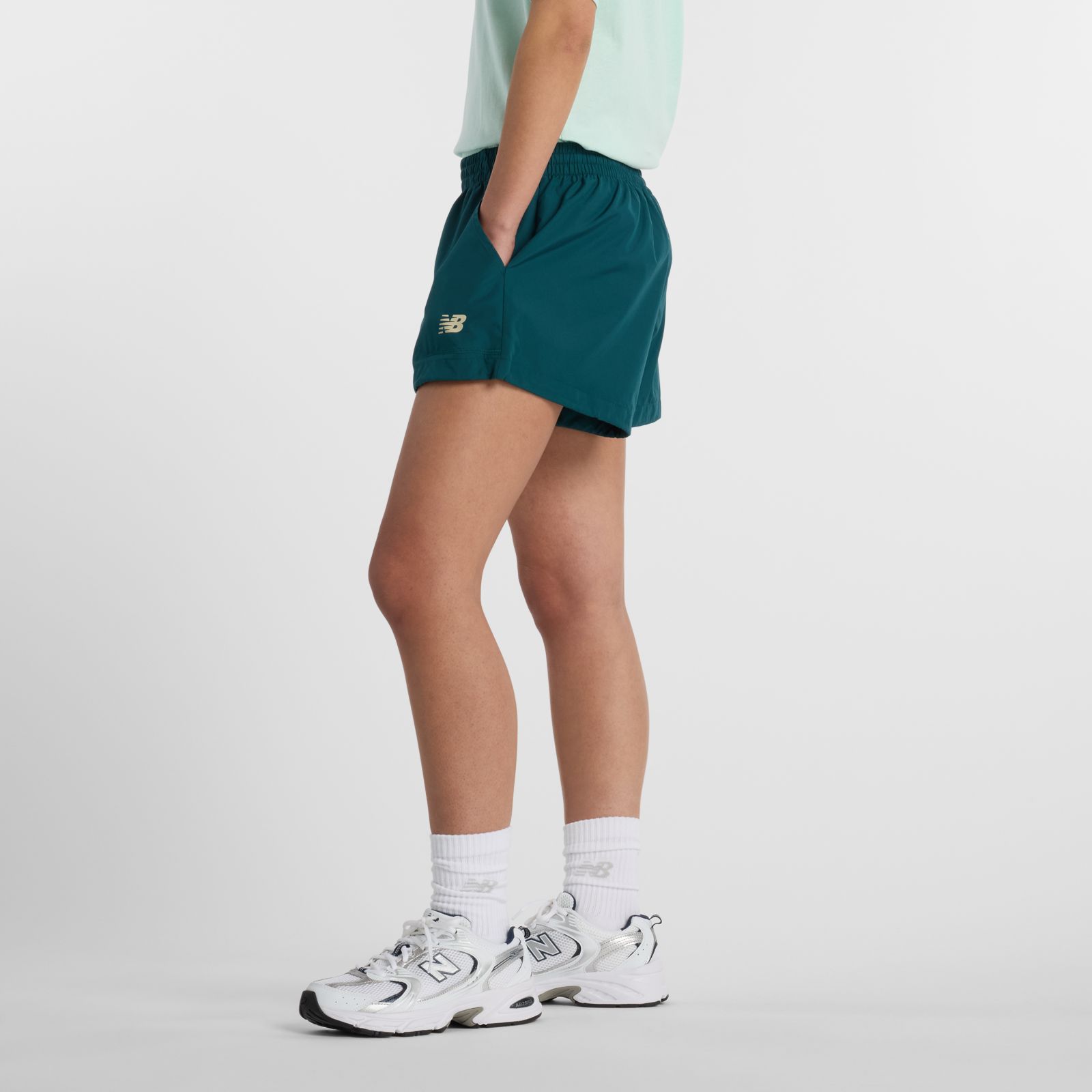 Женские брюки New Balance Trackside Woven Short — фото 4