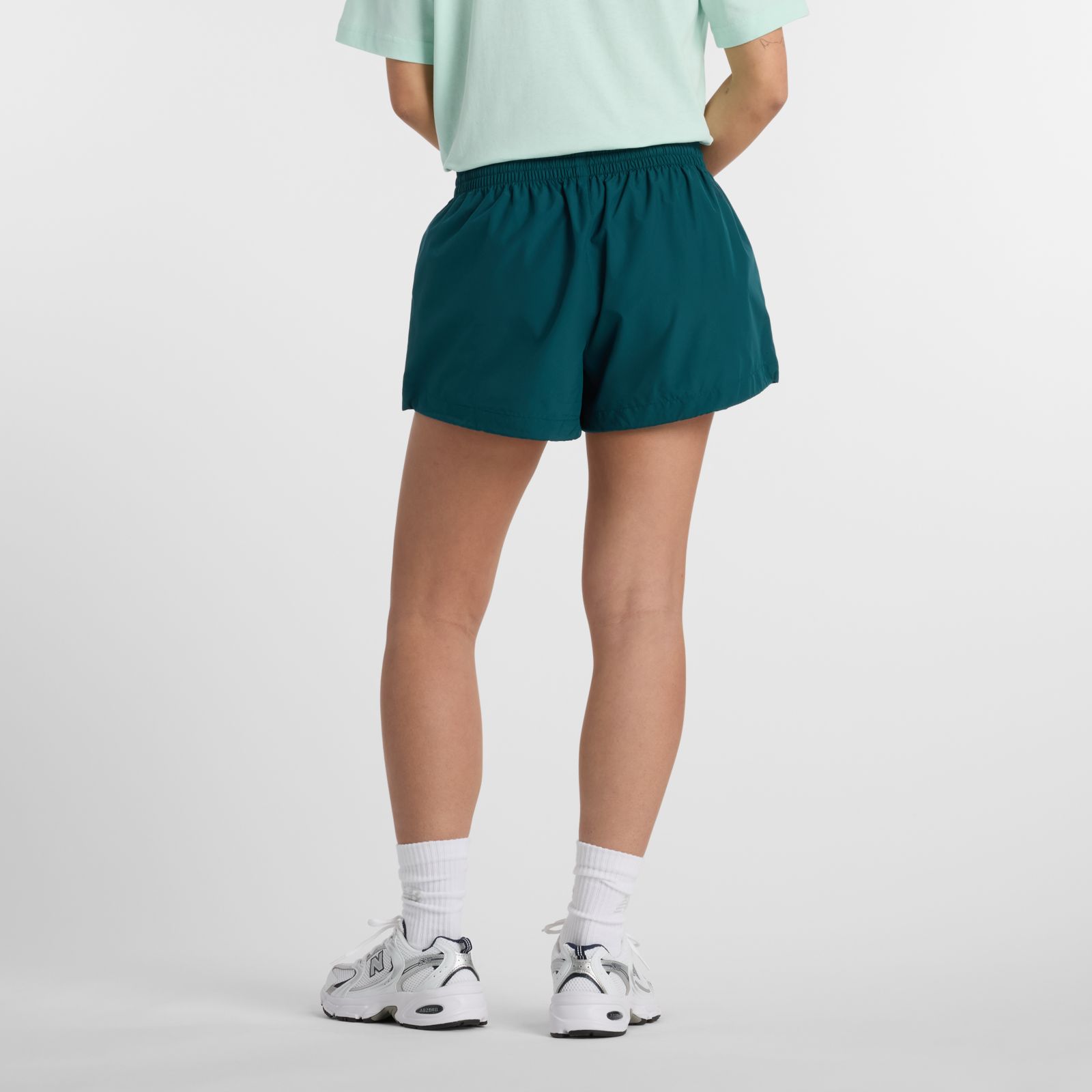 Женские брюки New Balance Trackside Woven Short — фото 3