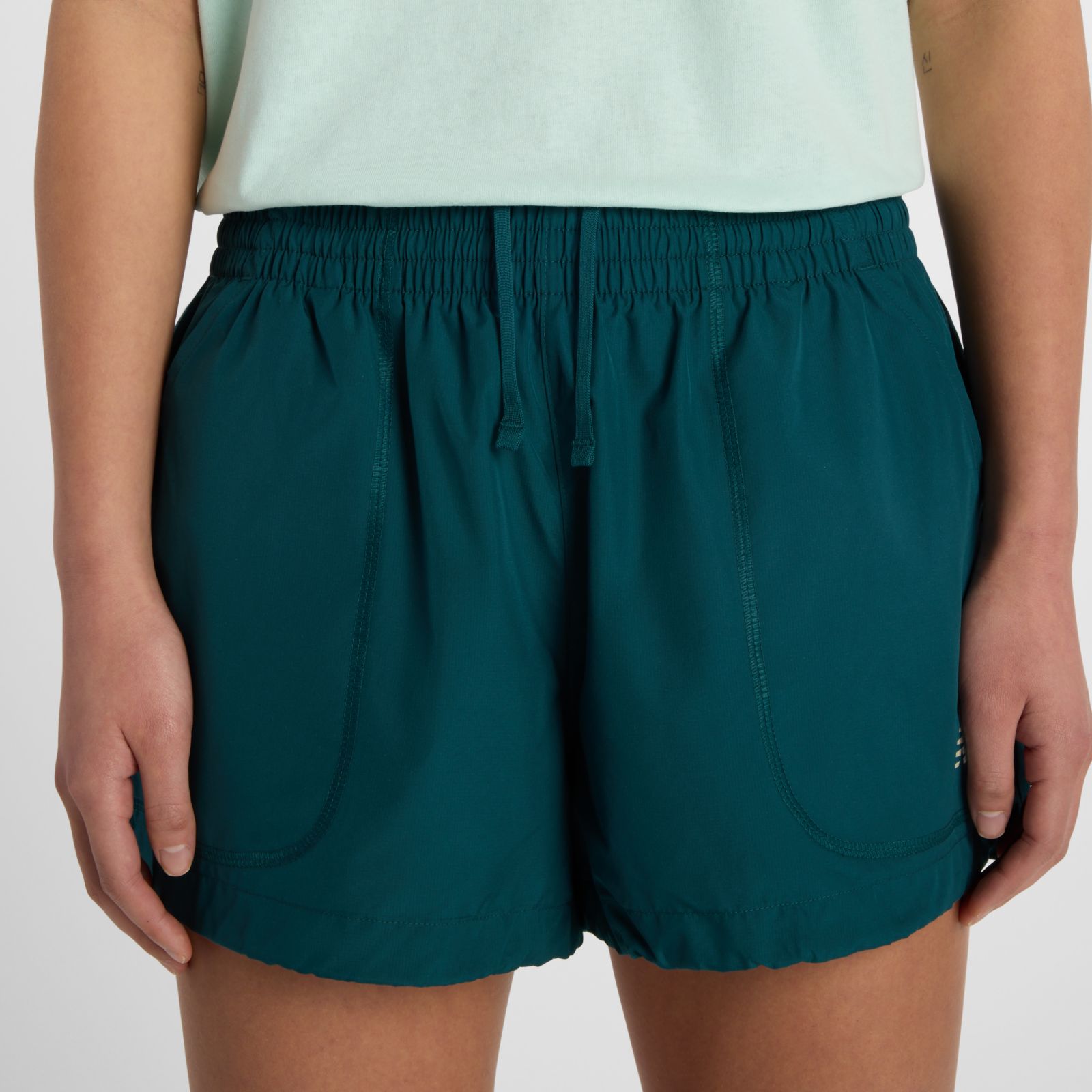 Женские брюки New Balance Trackside Woven Short — фото 2