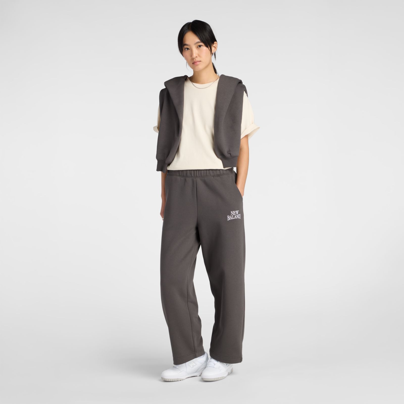 Женские брюки New Balance Trackside Fleece Barrel Pant — фото 2