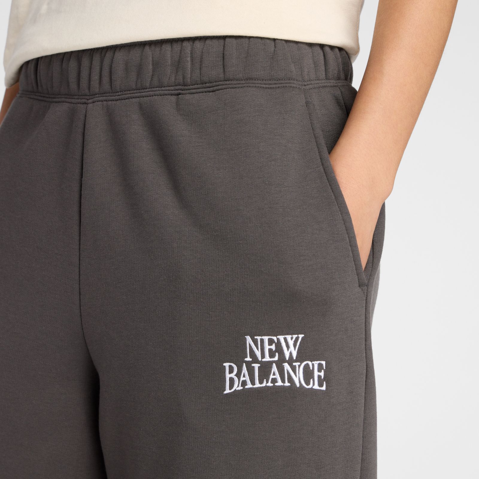 Женские брюки New Balance Trackside Fleece Barrel Pant — фото 3
