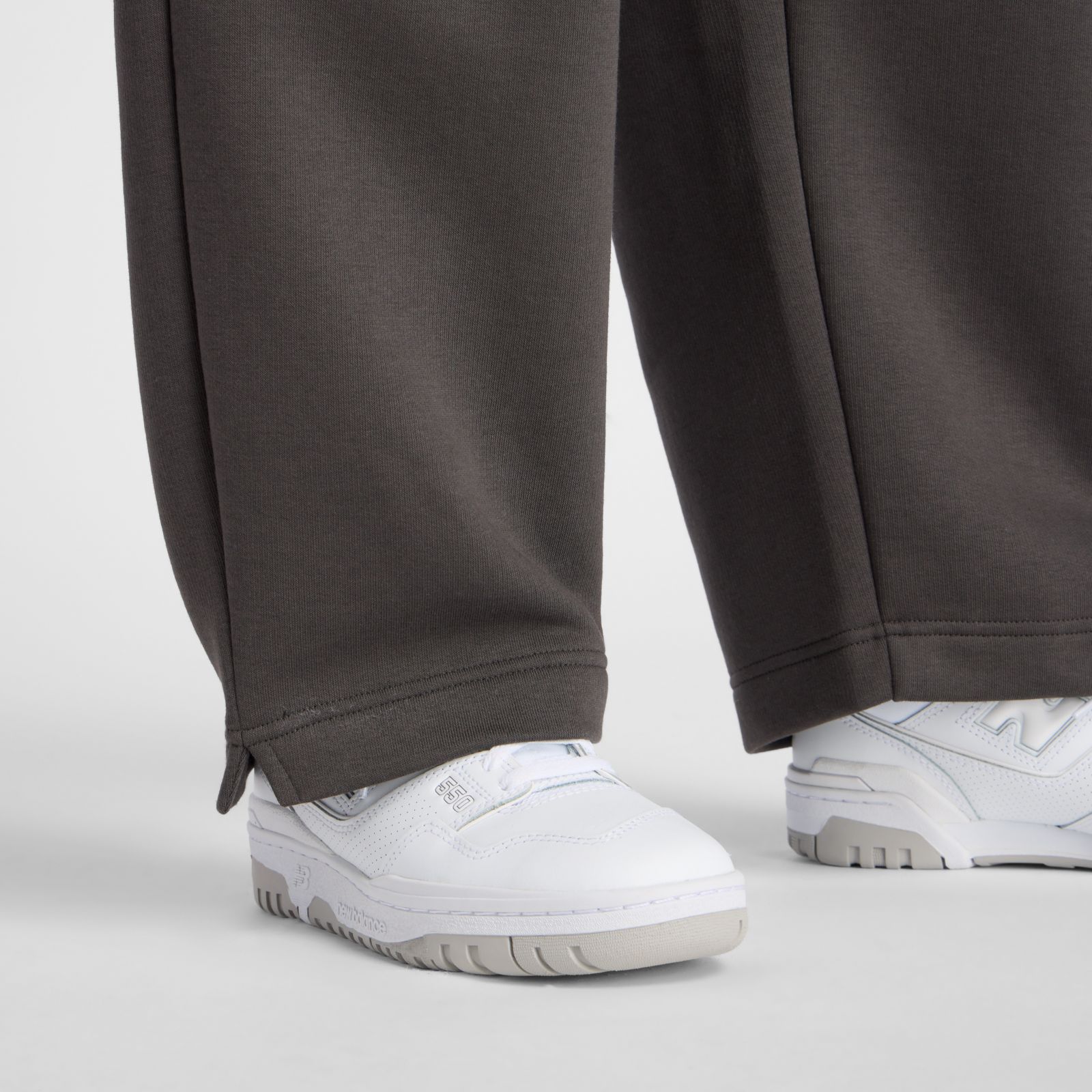 Женские брюки New Balance Trackside Fleece Barrel Pant — фото 7