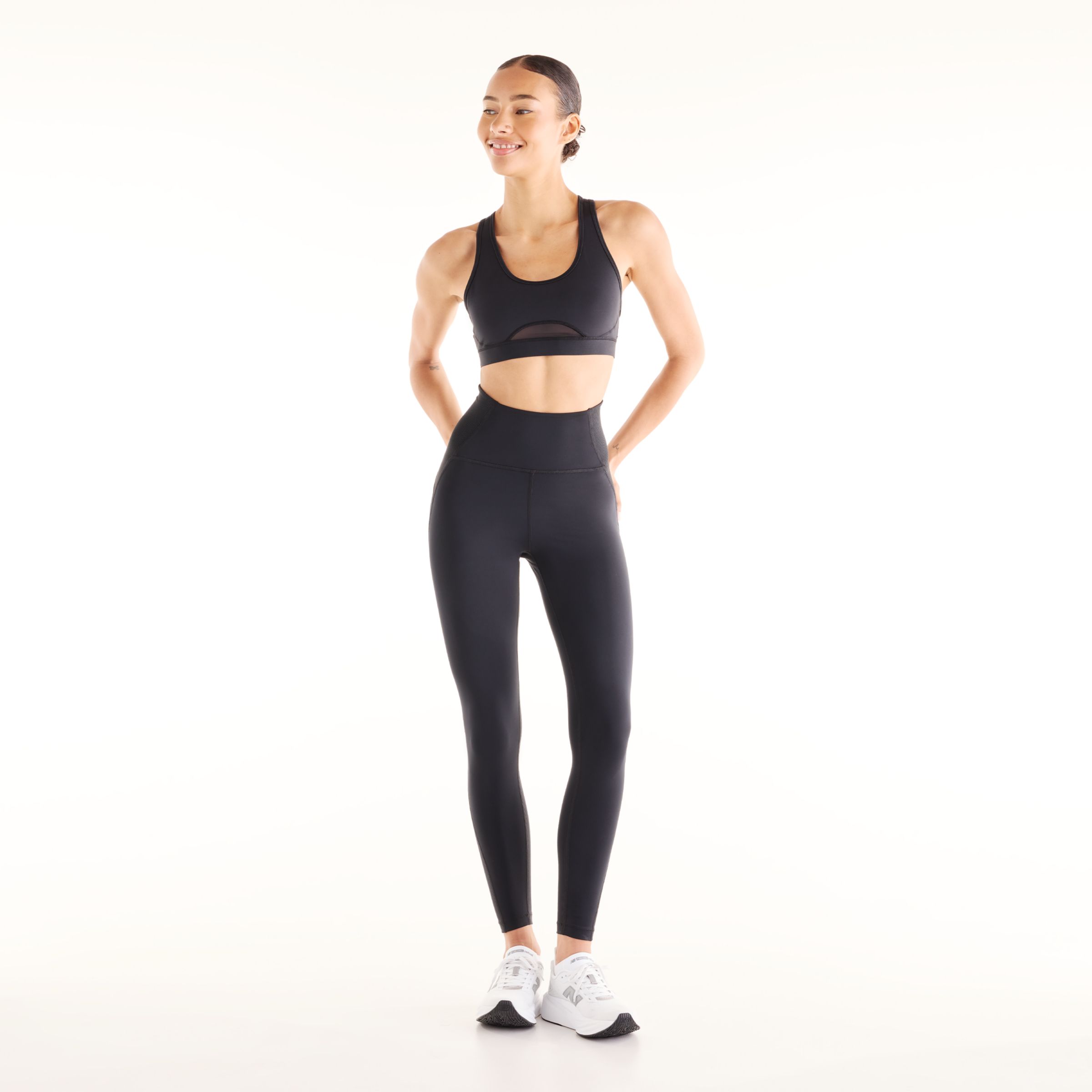 Lola is wearing size S and is 5'8"/172.72cm. Chest: 31.5"/80.01cm, Waist: 25.5"/64.77cm, Hips: 36"/91.44cm