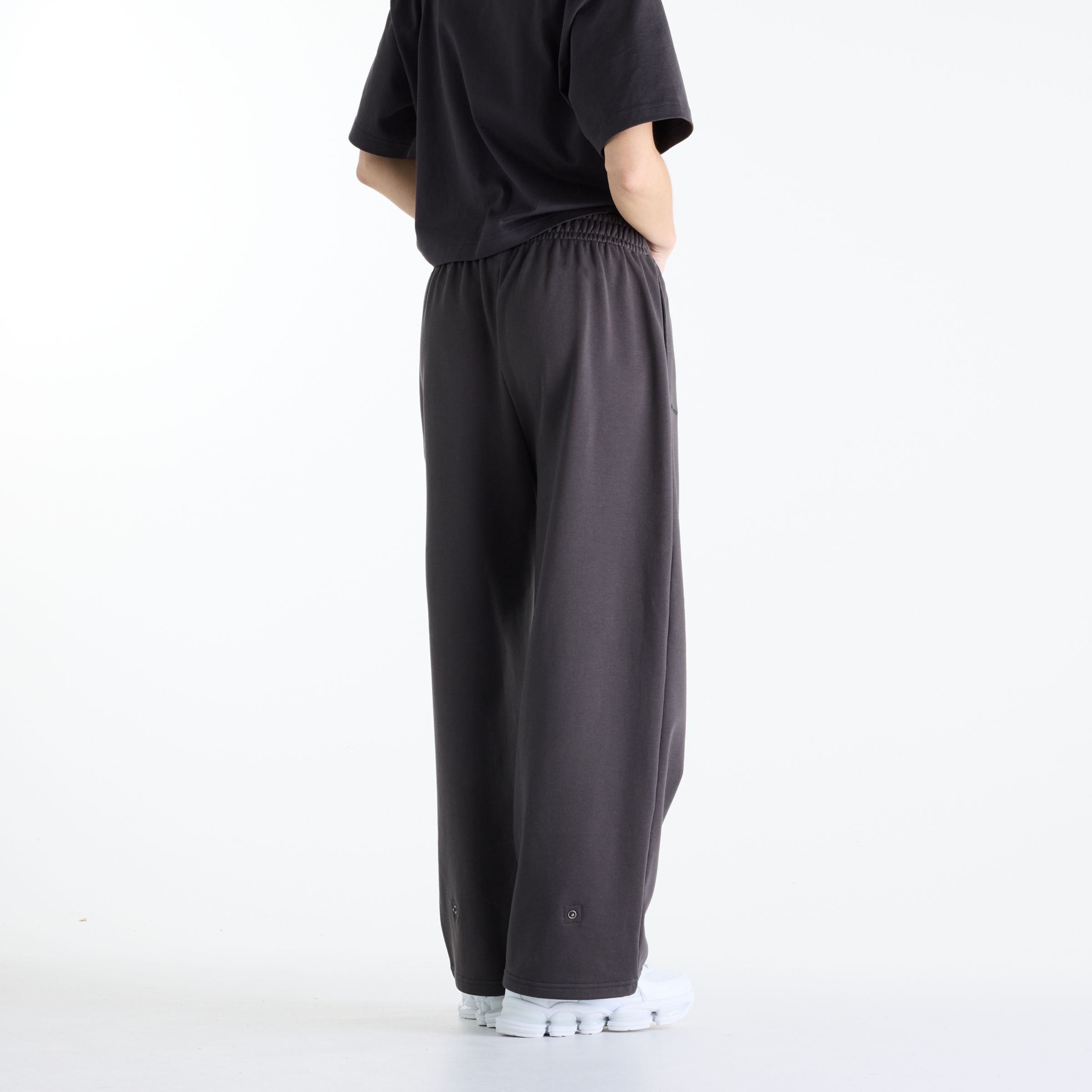 Gemma is wearing size S and is 5'7"/170.18cm. Chest: 30.5"/77.47cm, Waist: 24"/60.96cm, Hips: 35"/88.9cm