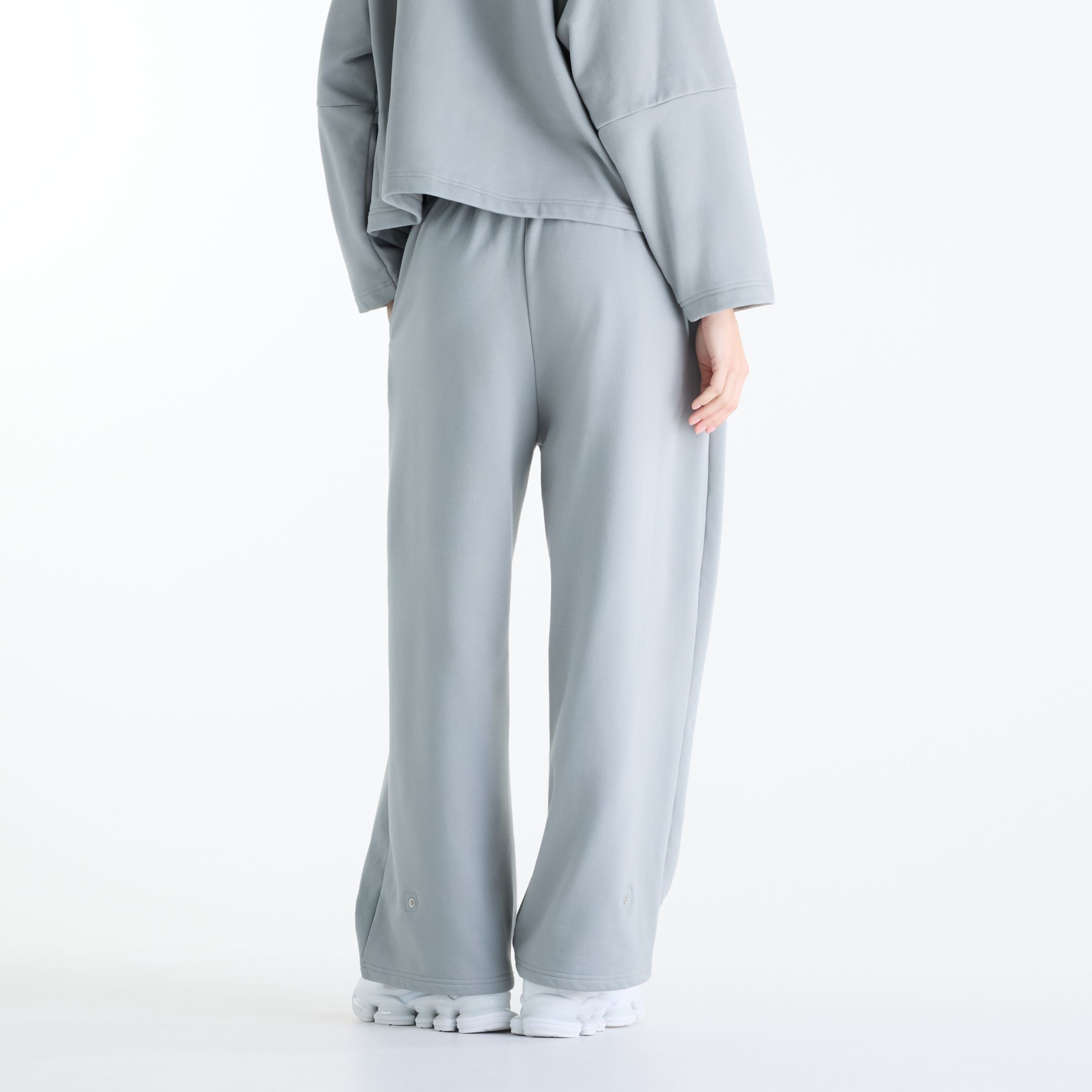 Gemma is wearing size S and is 5'7"/170.18cm. Chest: 30.5"/77.47cm, Waist: 24"/60.96cm, Hips: 35"/88.9cm