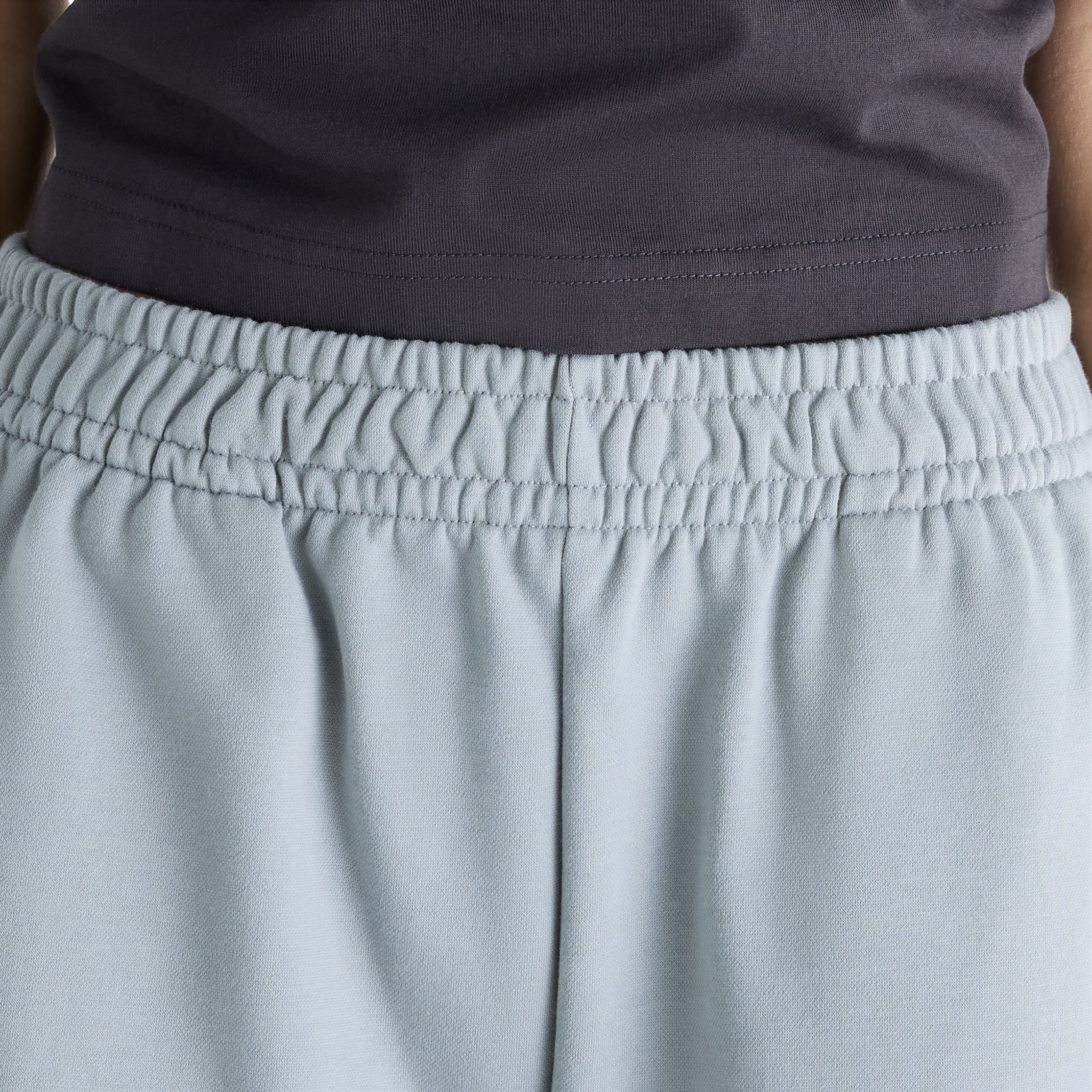 Gemma is wearing size S and is 5'7"/170.18cm. Chest: 30.5"/77.47cm, Waist: 24"/60.96cm, Hips: 35"/88.9cm